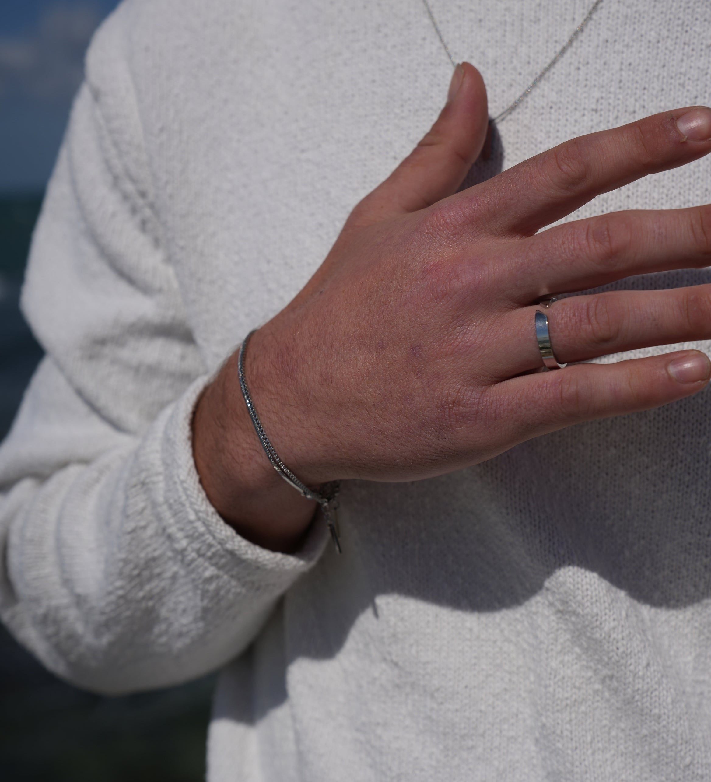 איך לשלב צמידים ושרשראות בלי להיראות מוגזם