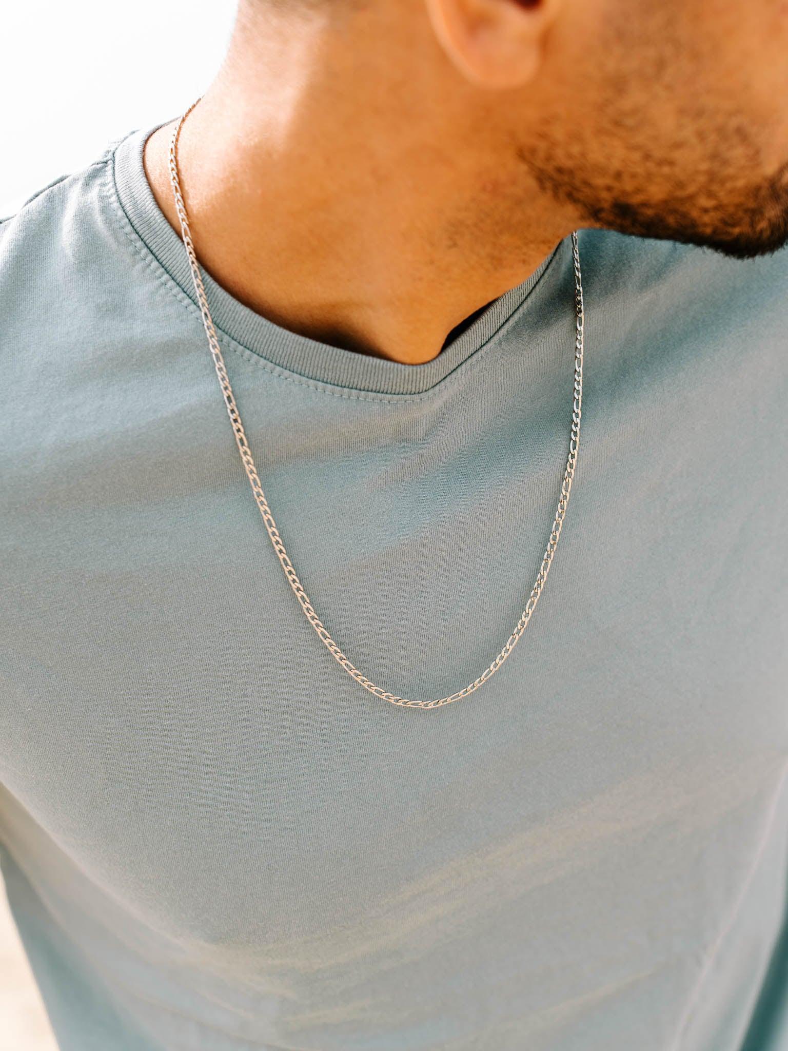 שרשרת Aura כסף על חולצת טי כחולה לגבר outdoors