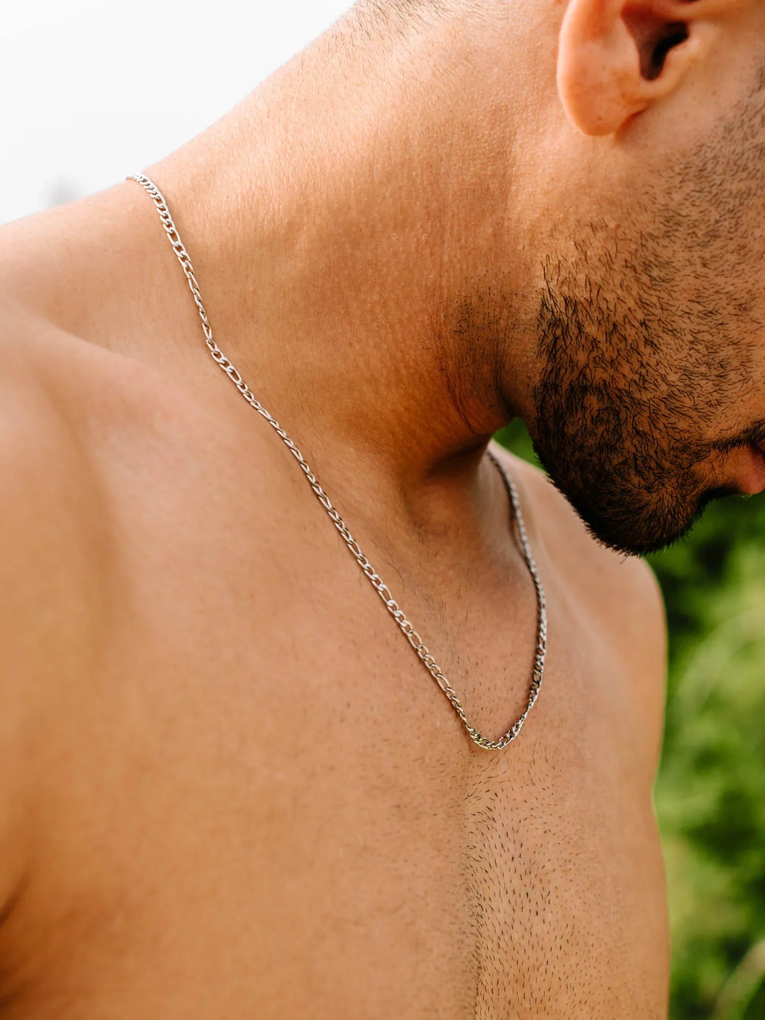 שרשרת Aura כסף על דוגמן ללא חולצה מקולקציית ESSENCE OF GOD