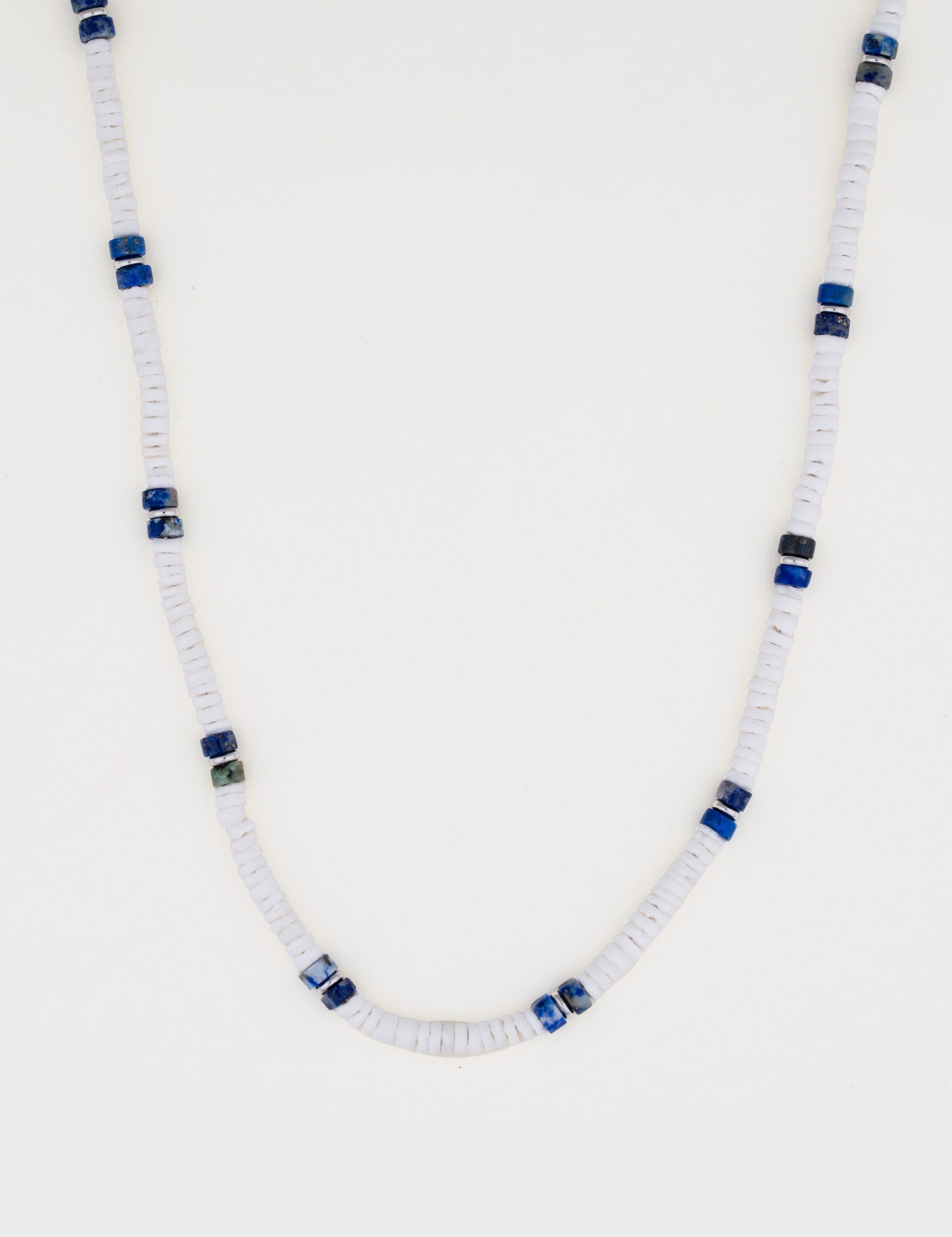 שרשרת Arctic מחרוזים לבנים עגולים וחרוזי לפיס לזולי כחולים כהים, על רקע לבן בסטודיו.