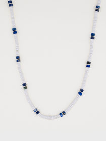 שרשרת Arctic מחרוזים לבנים עגולים וחרוזי לפיס לזולי כחולים כהים, על רקע לבן בסטודיו.