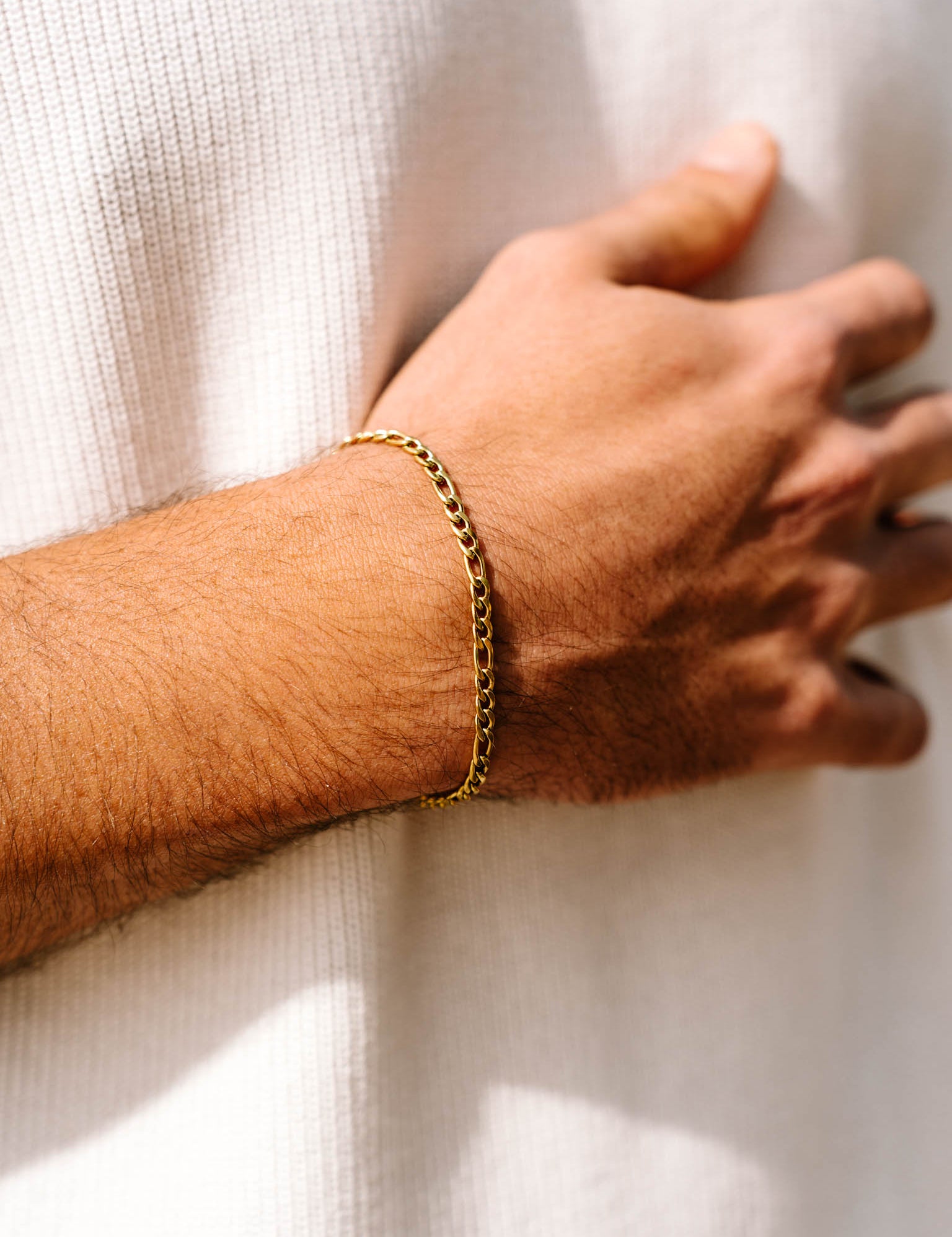 תקריב של צמיד Aura זהב 3.5 מ״מ על פרק היד