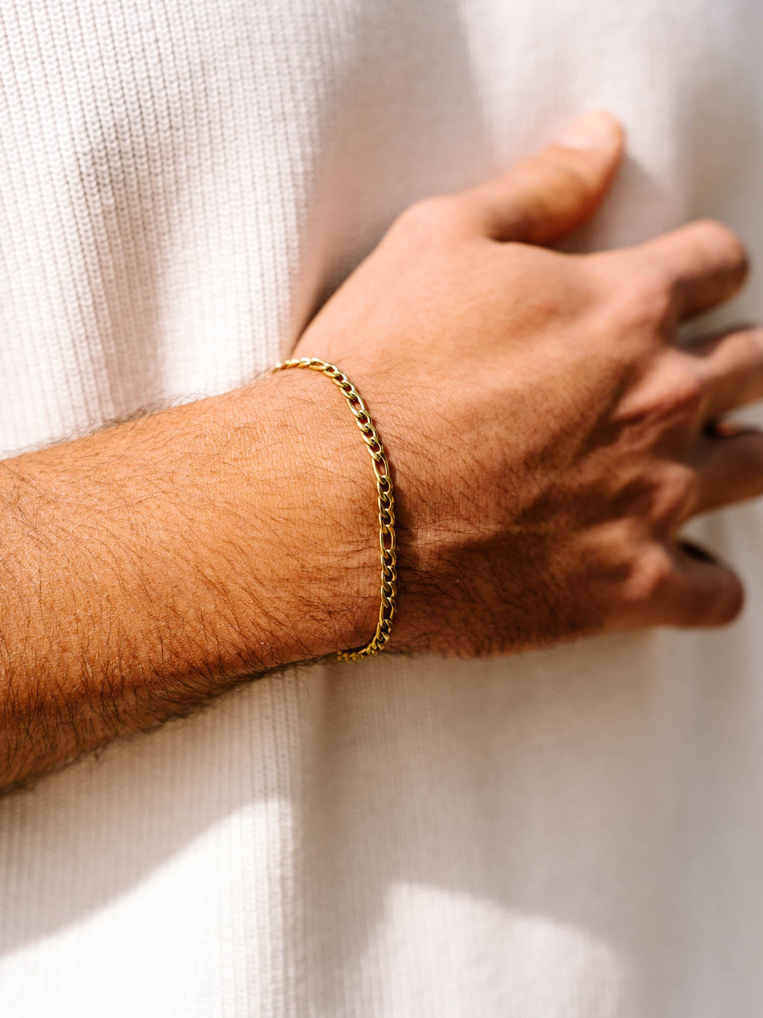 תקריב של צמיד Aura זהב 3.5 מ״מ על פרק היד