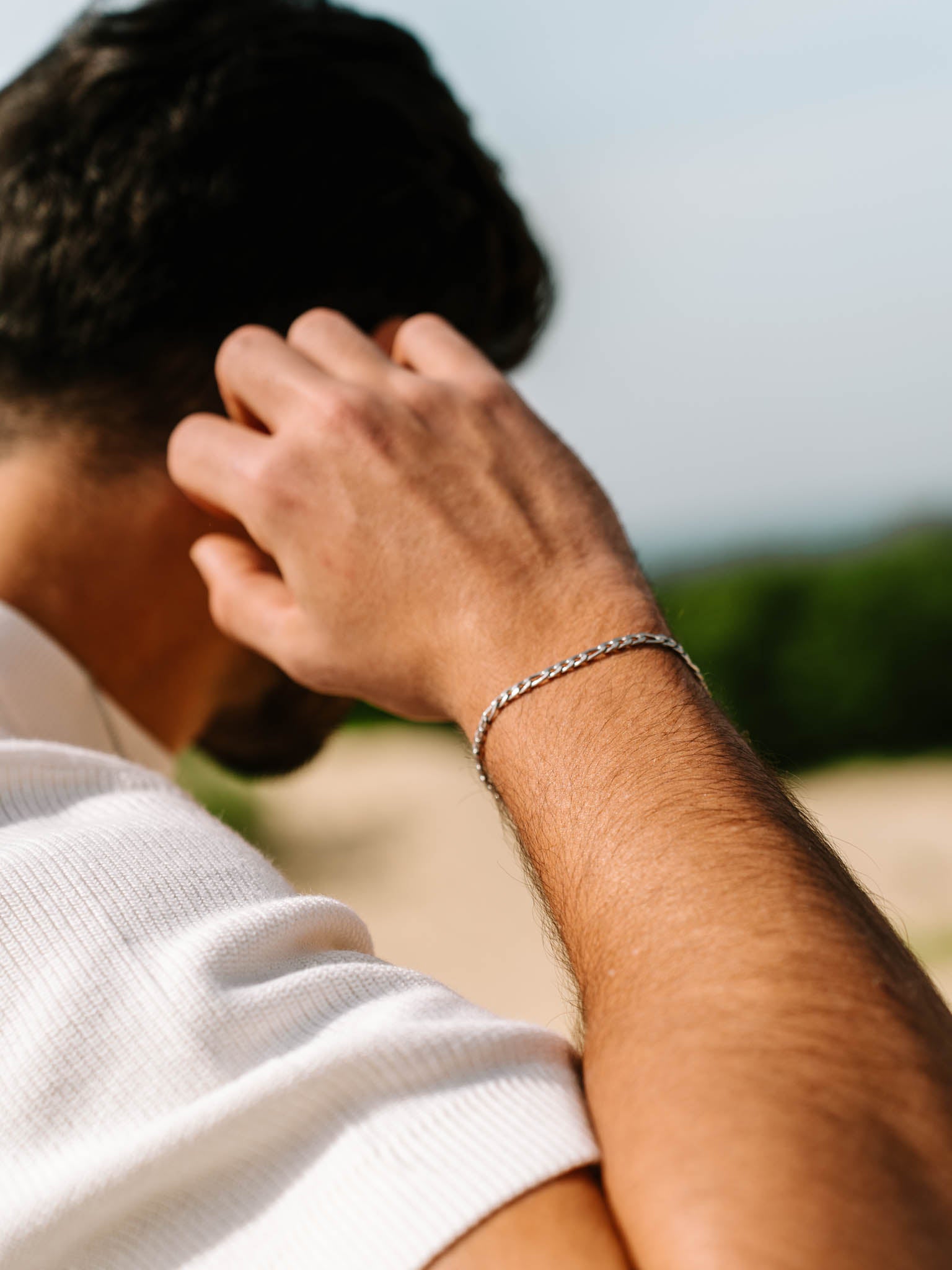 צמיד Aura כסף 3.5 מ״מ על פרק כף היד של דוגמן עם חולצה לבנה