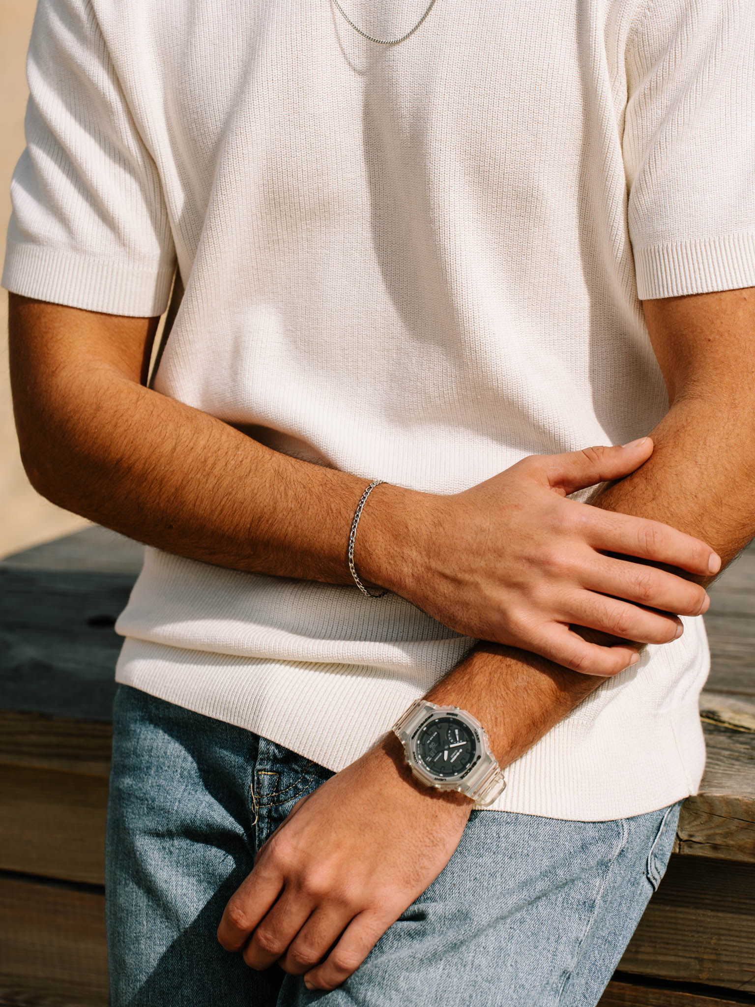 קלוז-אפ של צמיד Aura כסף 3.5 מ״מ על היד לצד שעון