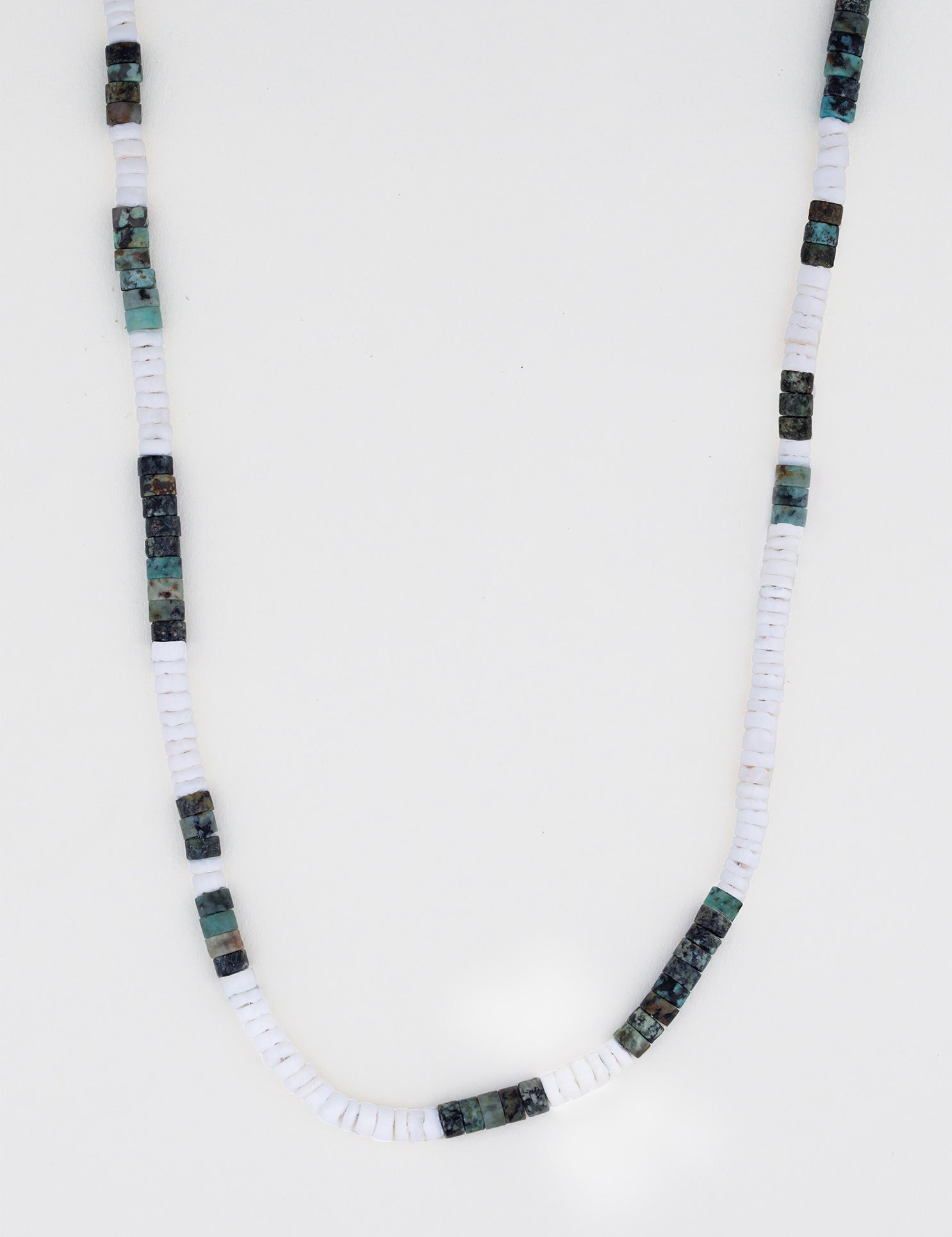 שרשרת Azure מחרוזים לבנים (צדף) ואבני טורקיז (Blue Spirit) מלבניות, על רקע לבן בסטודיו.
