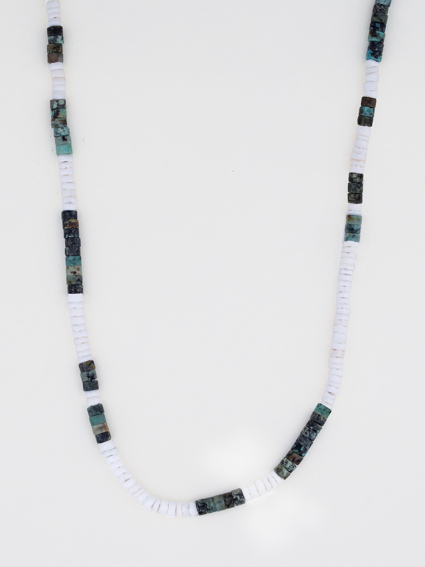 שרשרת Azure מחרוזים לבנים (צדף) ואבני טורקיז (Blue Spirit) מלבניות, על רקע לבן בסטודיו.