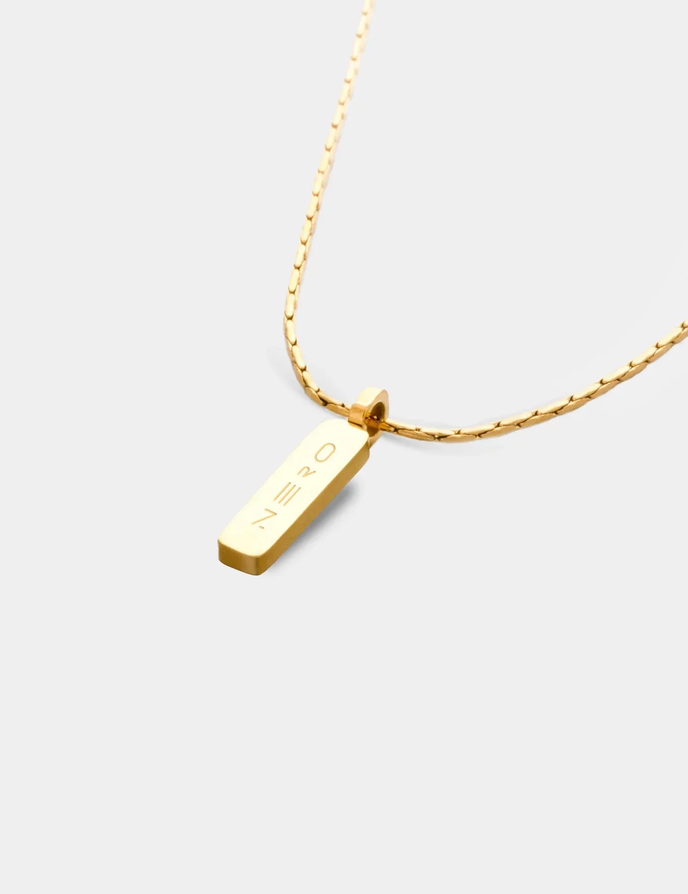 שרשרת גברית Barracuda בצבע זהב עם תליון NERO מינימליסטי על רקע לבן