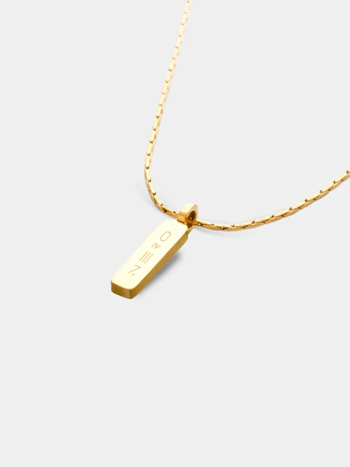 שרשרת גברית Barracuda בצבע זהב עם תליון NERO מינימליסטי על רקע לבן