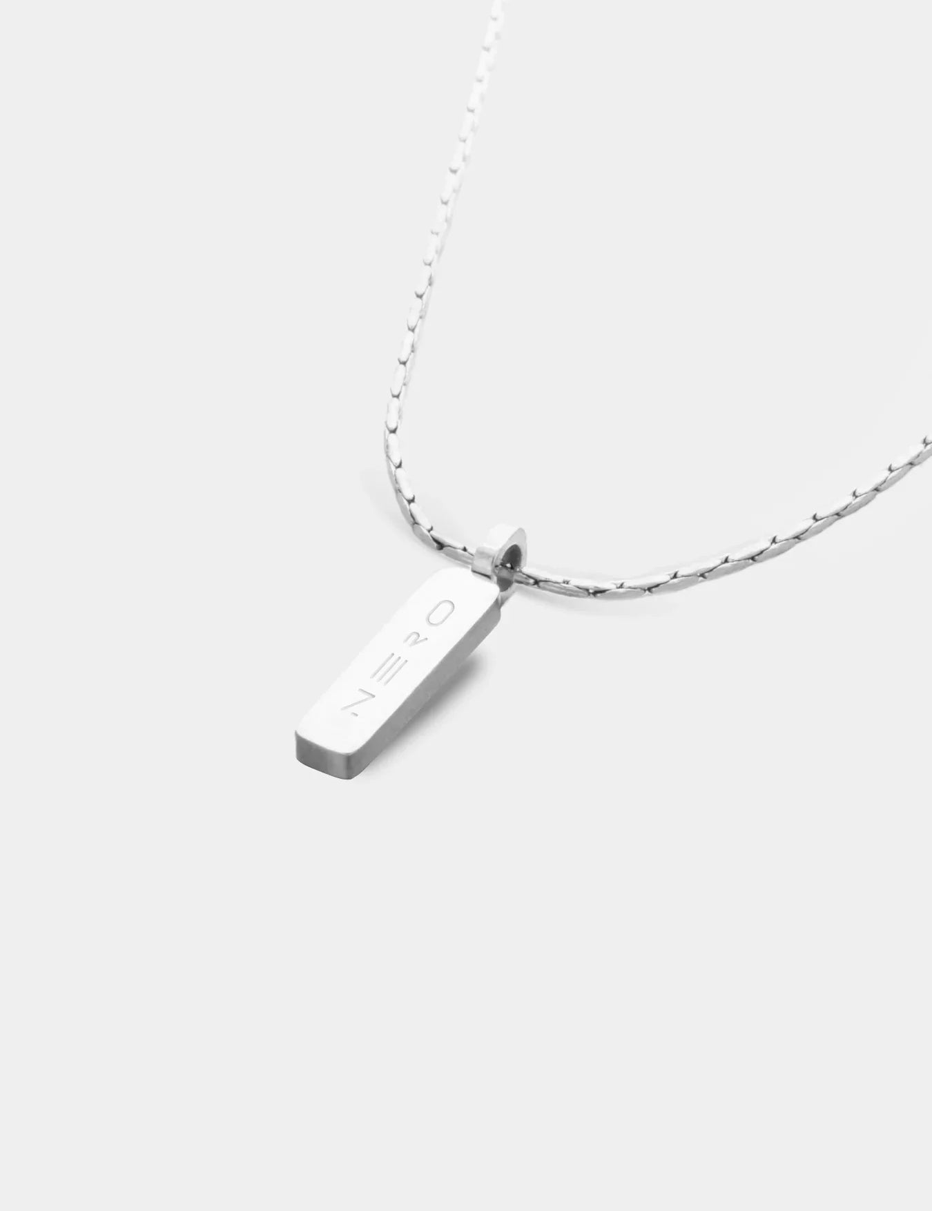 שרשרת Barracuda בצבע כסף עם תליון NERO מינימליסטי על רקע לבן