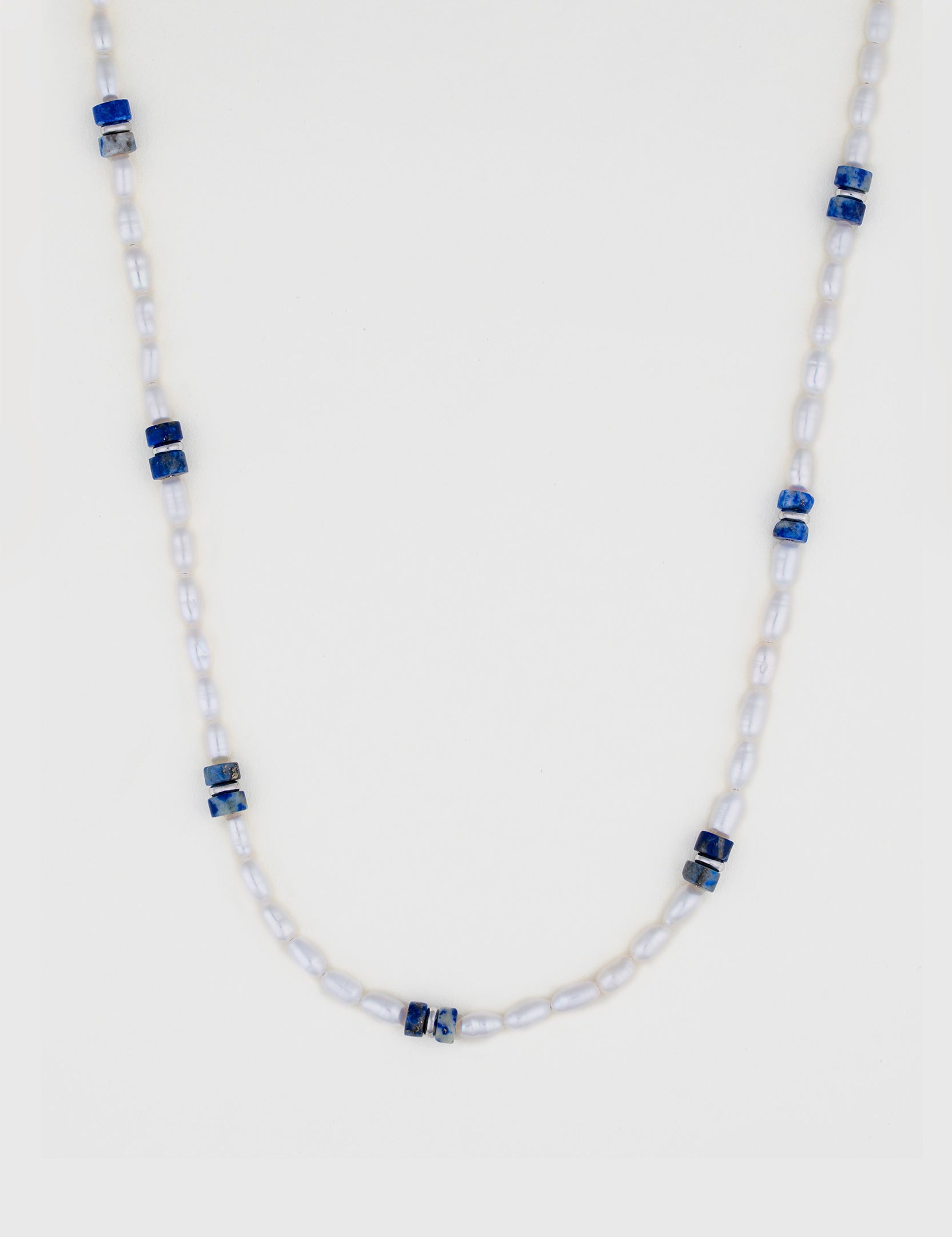 שרשרת Beluga מפנינים לבנות ארוכות וחרוזי לפיס לזולי כחולים מרובעים, על רקע לבן בסטודיו.