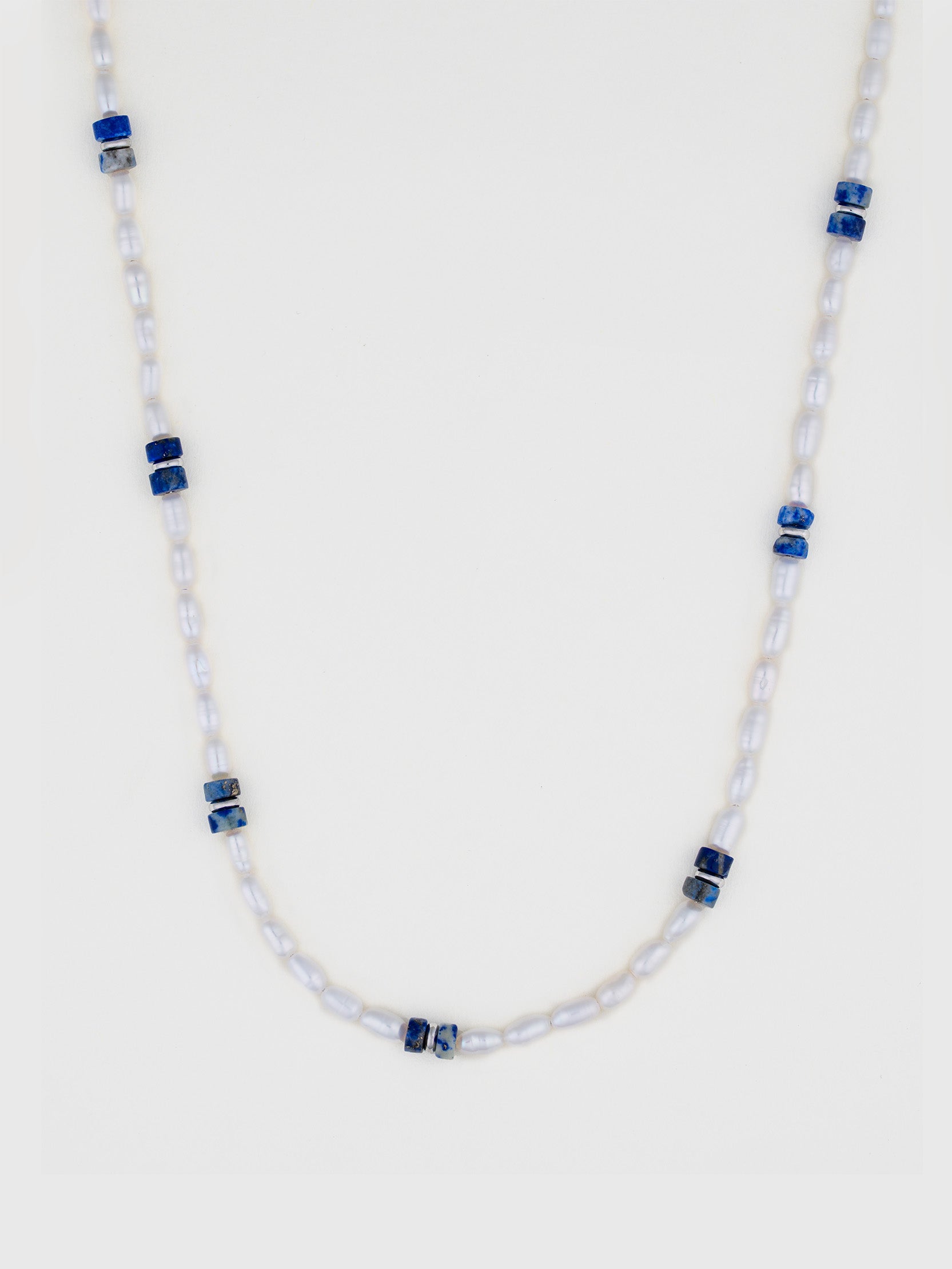 שרשרת Beluga מפנינים לבנות ארוכות וחרוזי לפיס לזולי כחולים מרובעים, על רקע לבן בסטודיו.