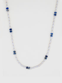 שרשרת Beluga מפנינים לבנות ארוכות וחרוזי לפיס לזולי כחולים מרובעים, על רקע לבן בסטודיו.