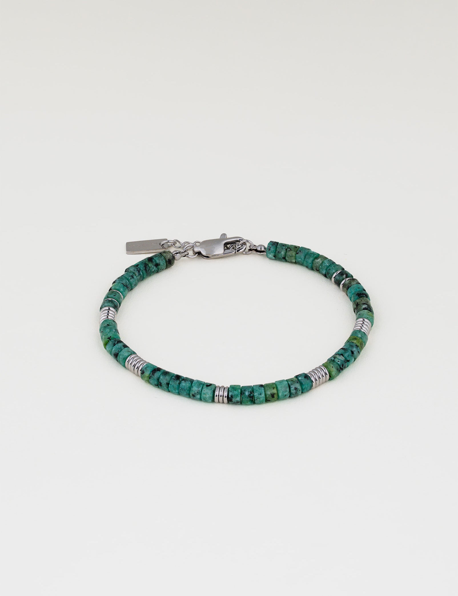 צמיד Bloom לגבר, חרוזי טורקיז אפריקאי טבעי וכסף, רוחב 4 מ"מ, תמונת מוצר סטודיו.