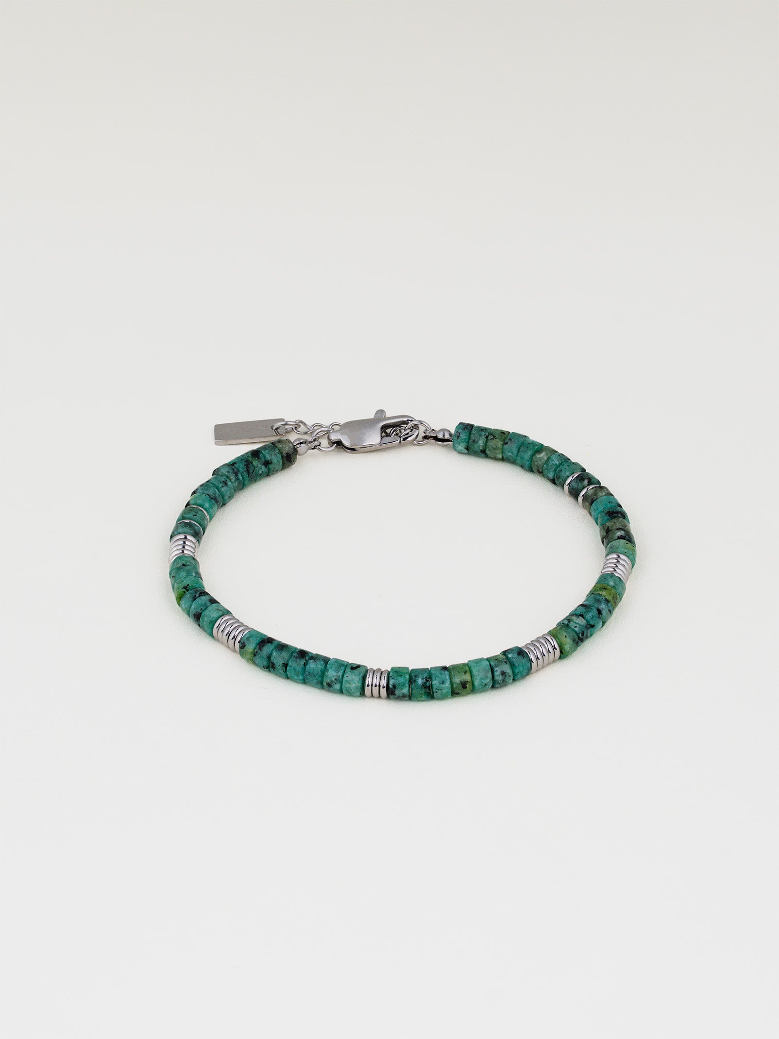 צמיד Bloom לגבר, חרוזי טורקיז אפריקאי טבעי וכסף, רוחב 4 מ"מ, תמונת מוצר סטודיו.