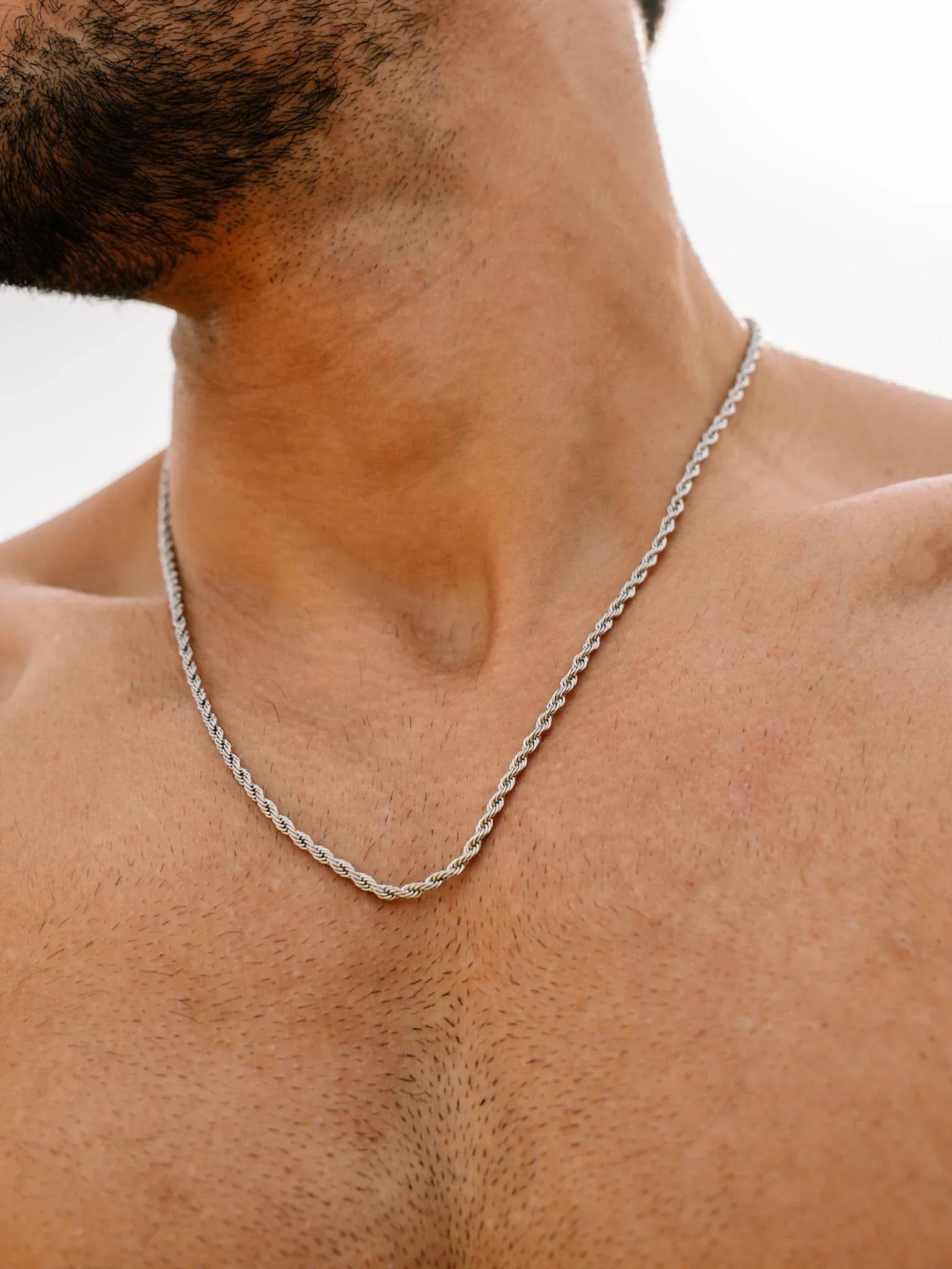 שרשרת כסף Eros בעובי 3 מ״מ על צוואר של גבר, צילום תקריב דגש על מרקם השרשרת והברק שלה
