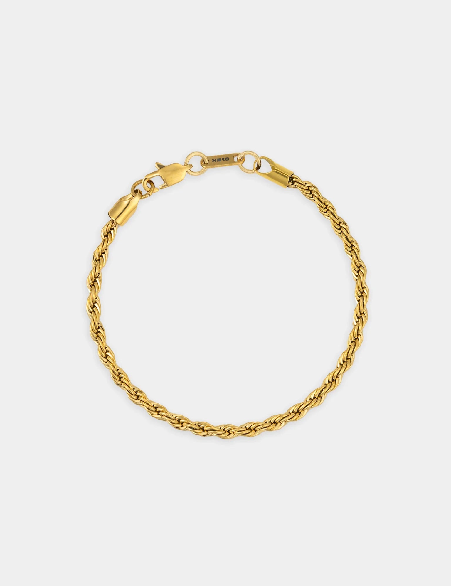 צמיד Eros מוזהב בעיצוב חבל קלוע על רקע לבן – תכשיט גברי בקולקציית ESSENCE OF GOD מבית NERO.