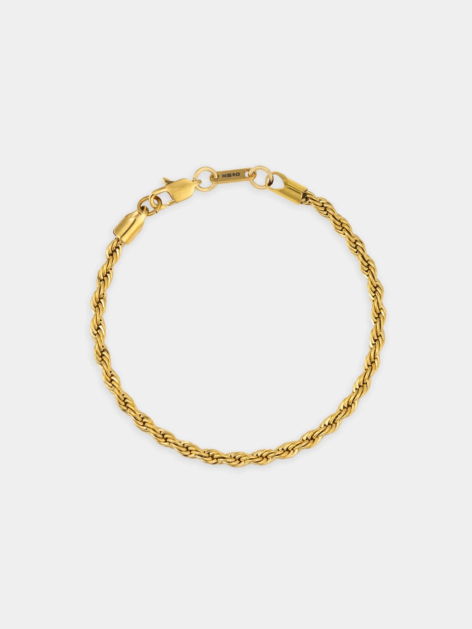 צמיד Eros מוזהב בעיצוב חבל קלוע על רקע לבן – תכשיט גברי בקולקציית ESSENCE OF GOD מבית NERO.