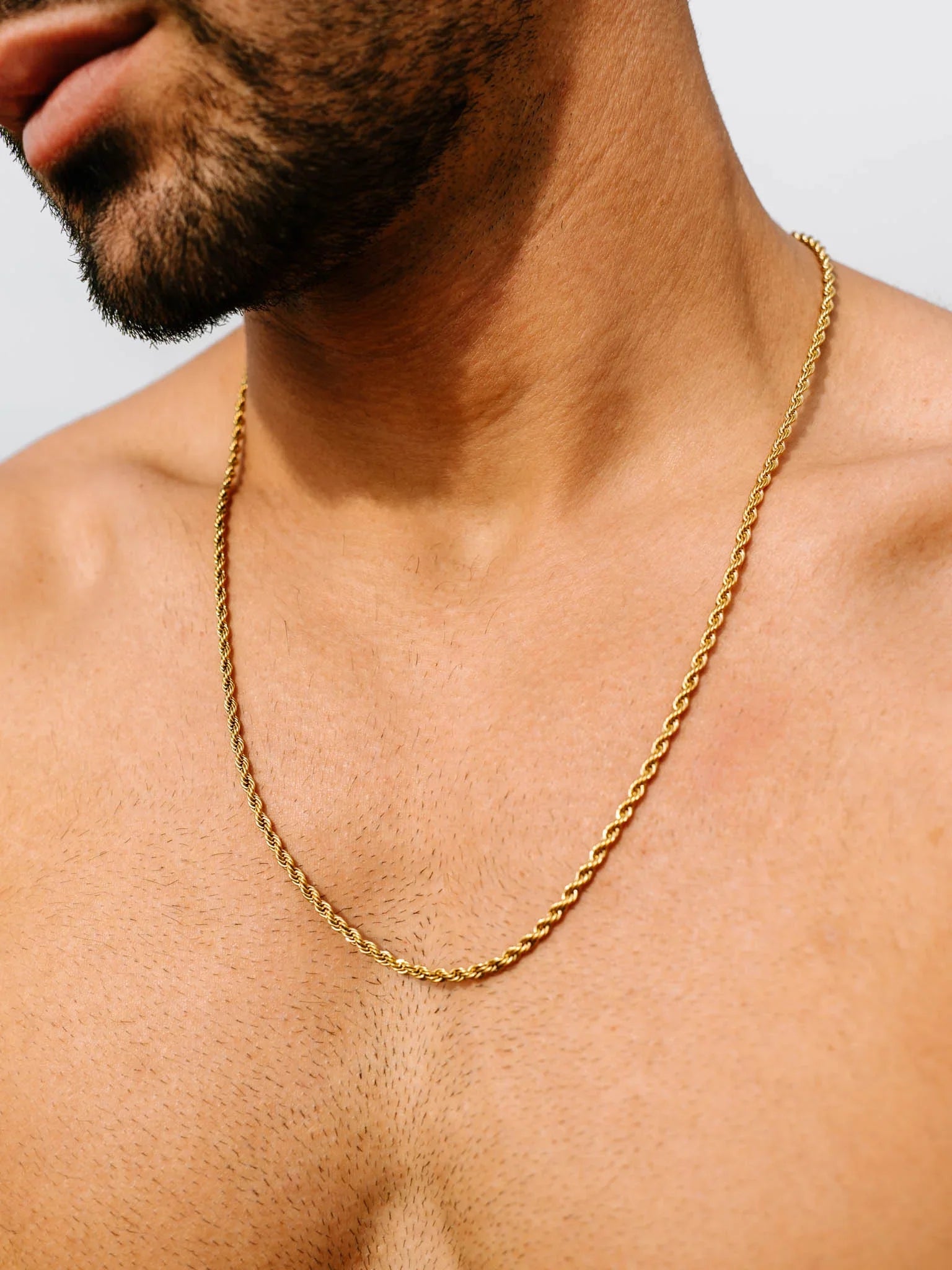 שרשרת Eros מוזהבת בקוטר 3 מ״מ על צוואר של דוגמן בחוף