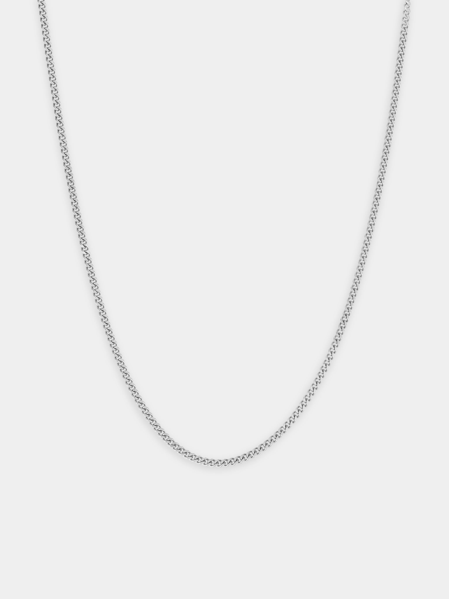 שרשרת Helios כסף בצילום סטודיו על רקע לבן – תכשיט גברי בעיצוב נקי של NERO.