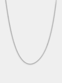 שרשרת Helios כסף בצילום סטודיו על רקע לבן – תכשיט גברי בעיצוב נקי של NERO.