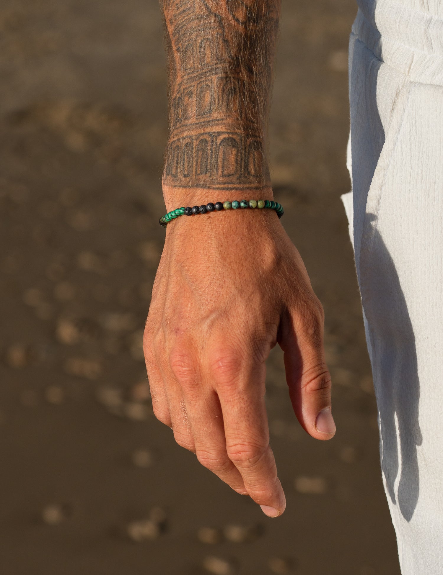 צמיד Kai לגבר בגימור מט, צילום תקריב המדגיש את הניגודיות בין האבנים.