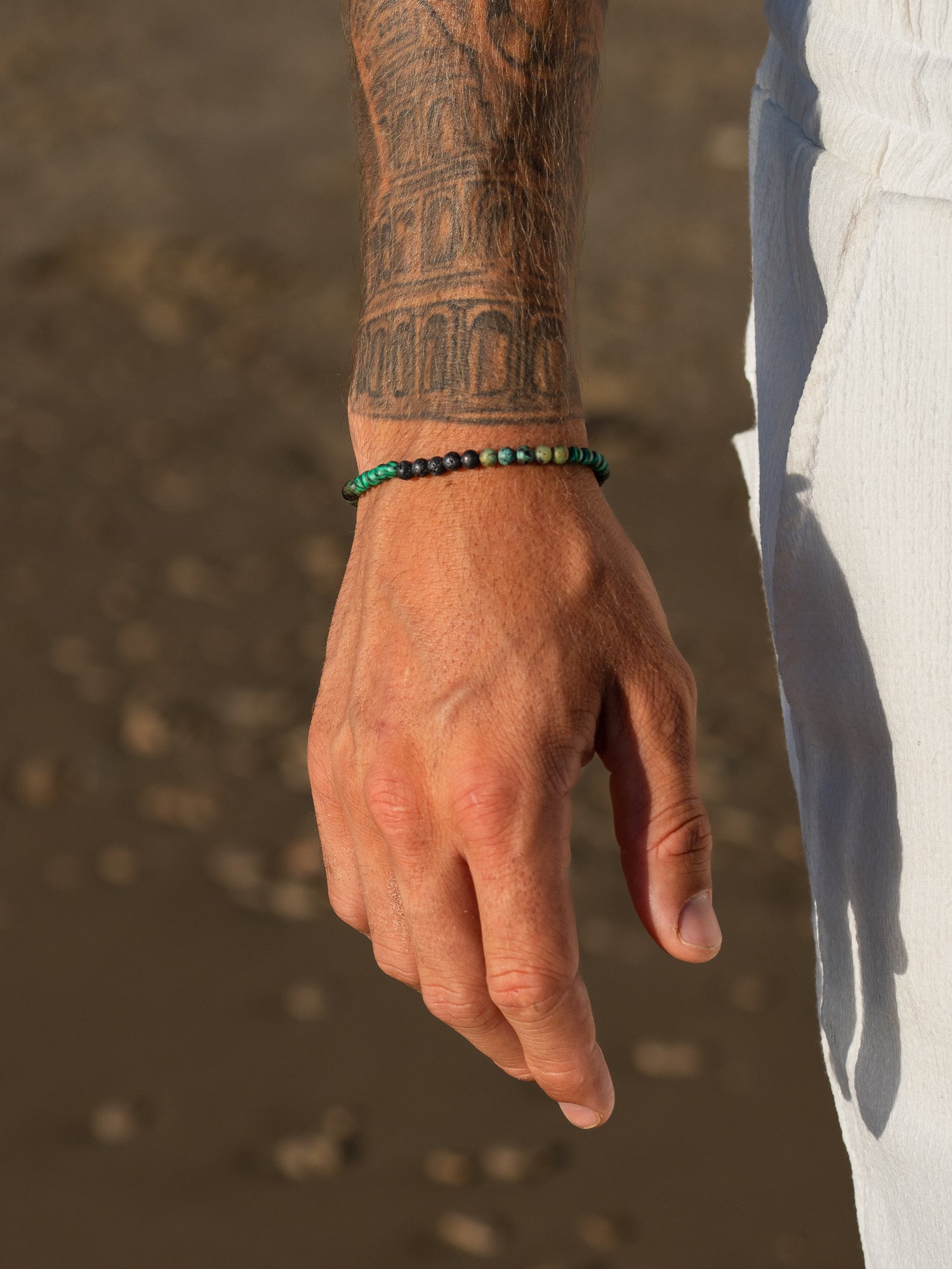 צמיד Kai לגבר בגימור מט, צילום תקריב המדגיש את הניגודיות בין האבנים.