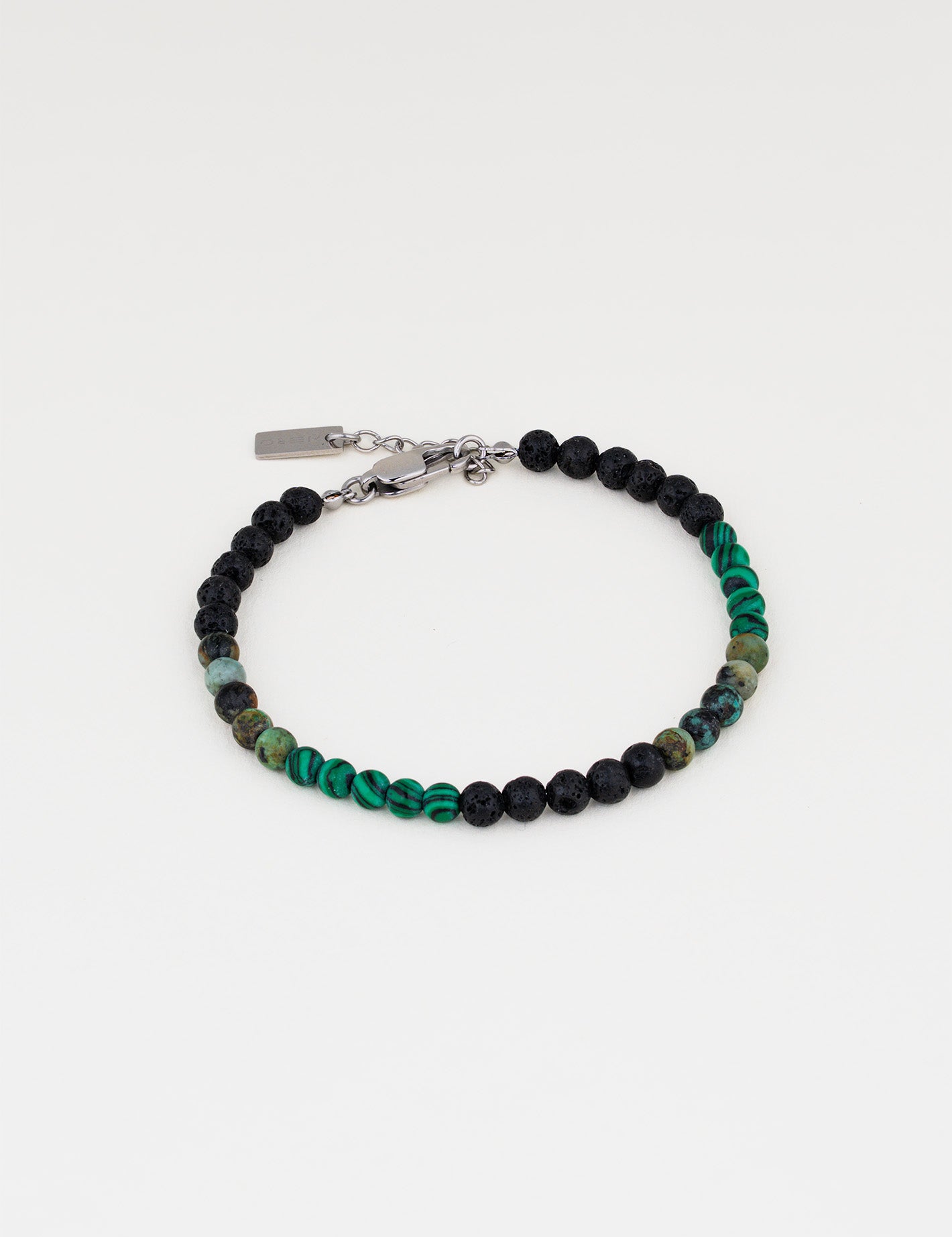 צמיד Kai לגבר, אבני מלכיט (ירוק) ולבה שחורה (4 מ"מ), גימור מט, תמונת מוצר סטודיו.