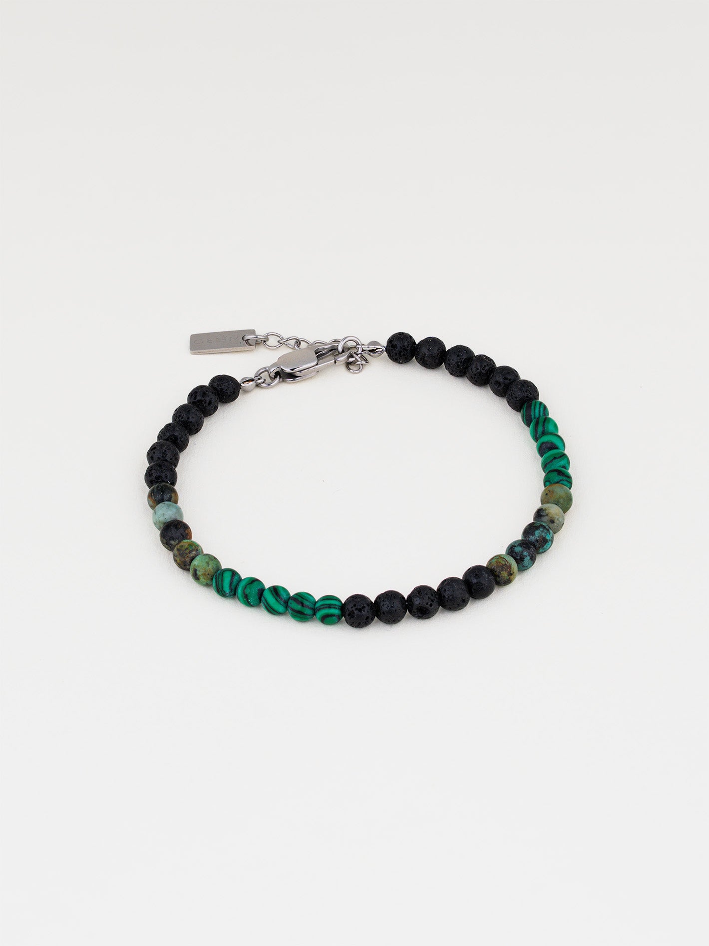 צמיד Kai לגבר, אבני מלכיט (ירוק) ולבה שחורה (4 מ"מ), גימור מט, תמונת מוצר סטודיו.