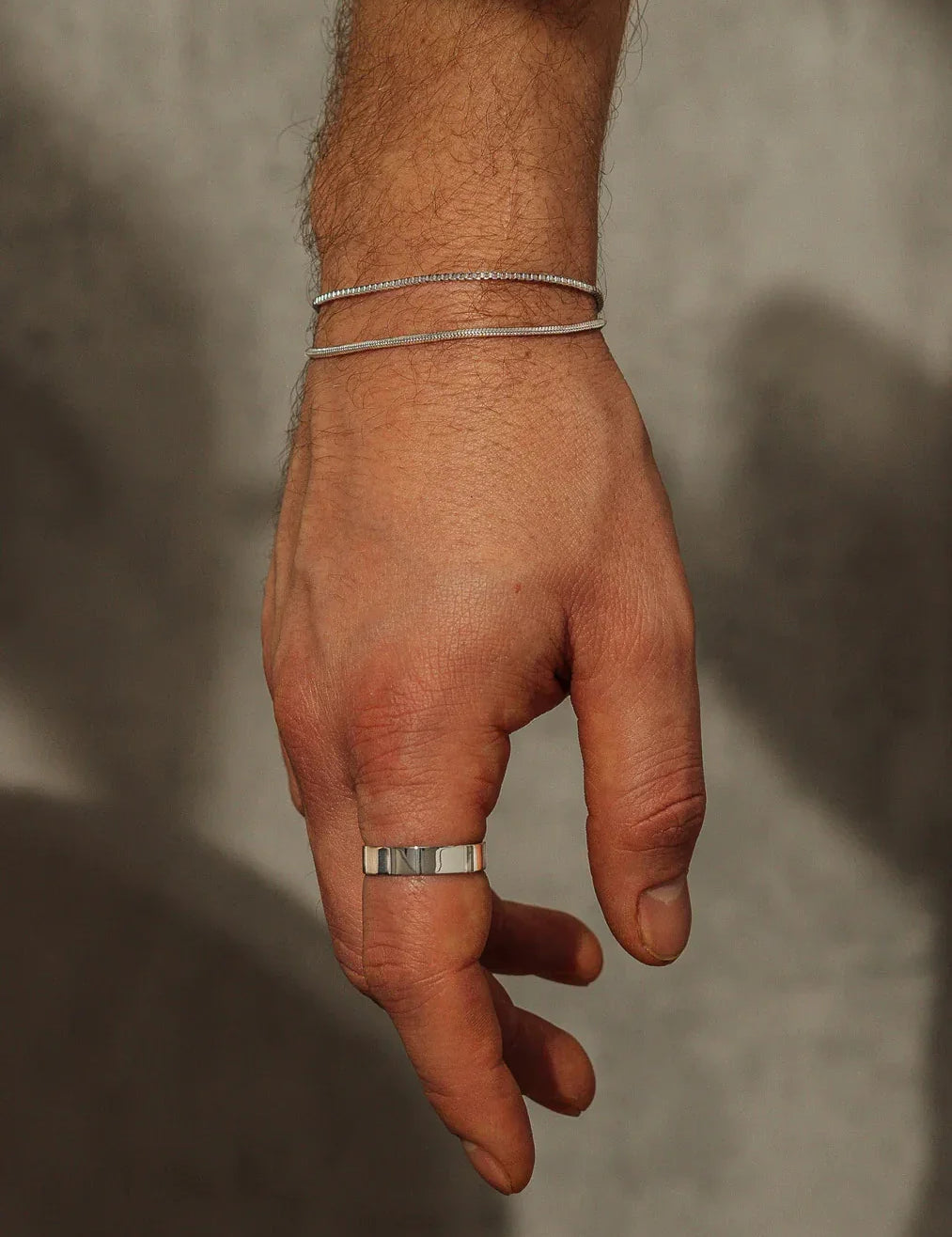 צמיד Manta לגבר בגימור כסוף על פרק כף היד בצילומי לייף סטייל