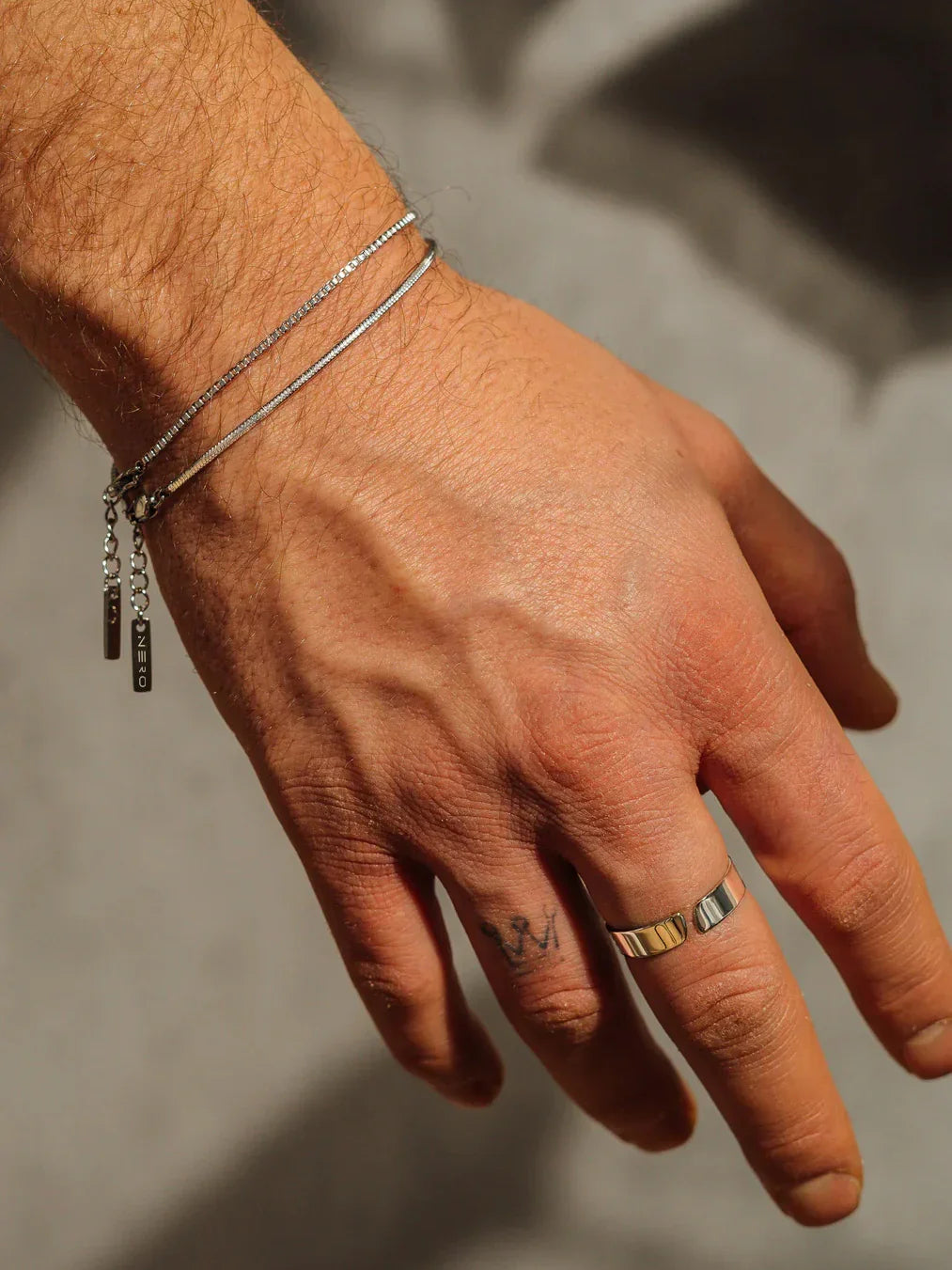 צמיד Manta לגבר בגימור כסוף על פרק כף היד, כולל תליון NERO בצילומי לייף סטייל