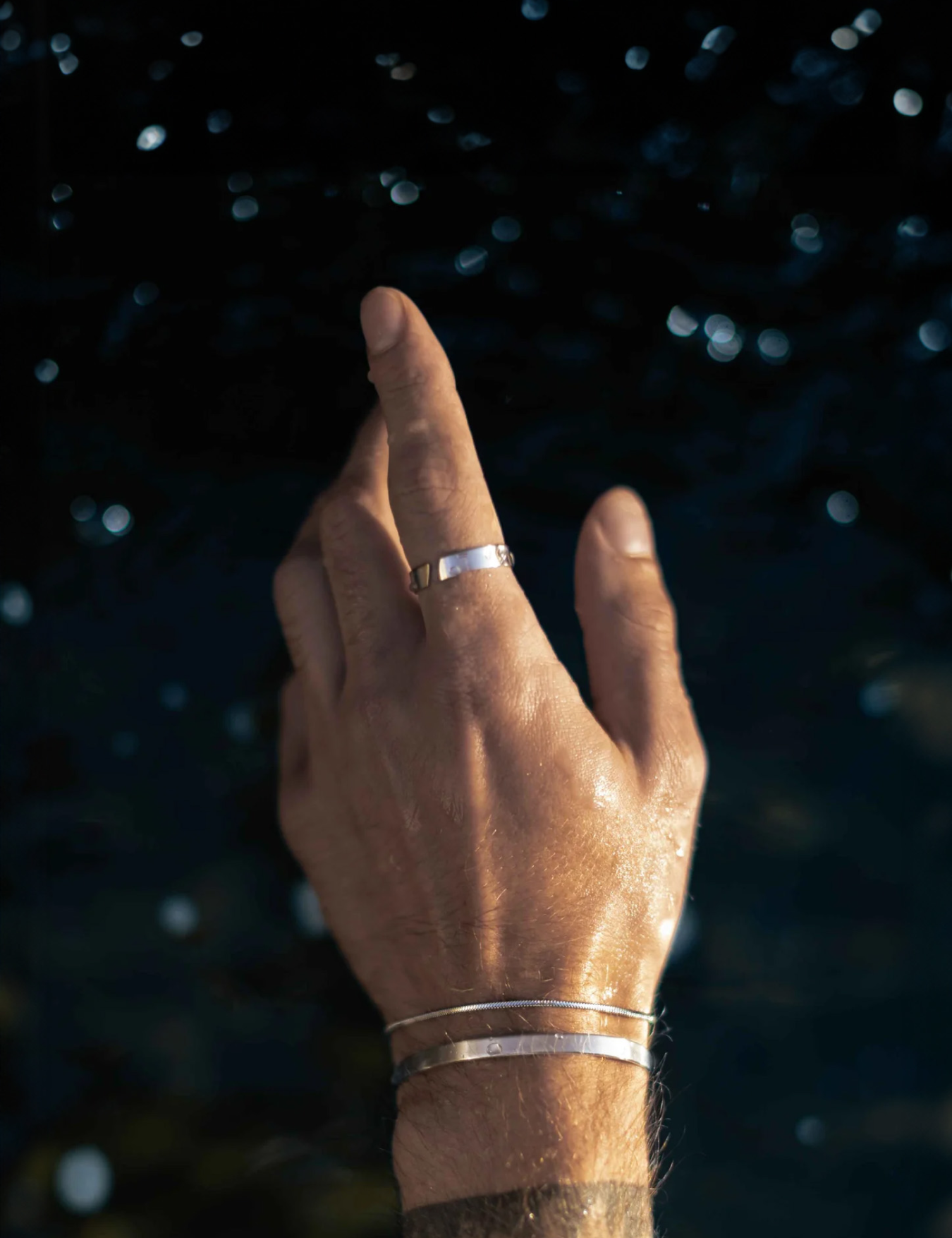 סט צמידי כסף דקים וטבעת כסף לגבר דגם Manta Orca מבית NERO, בסטייל מינימליסטי ויוקרתי.