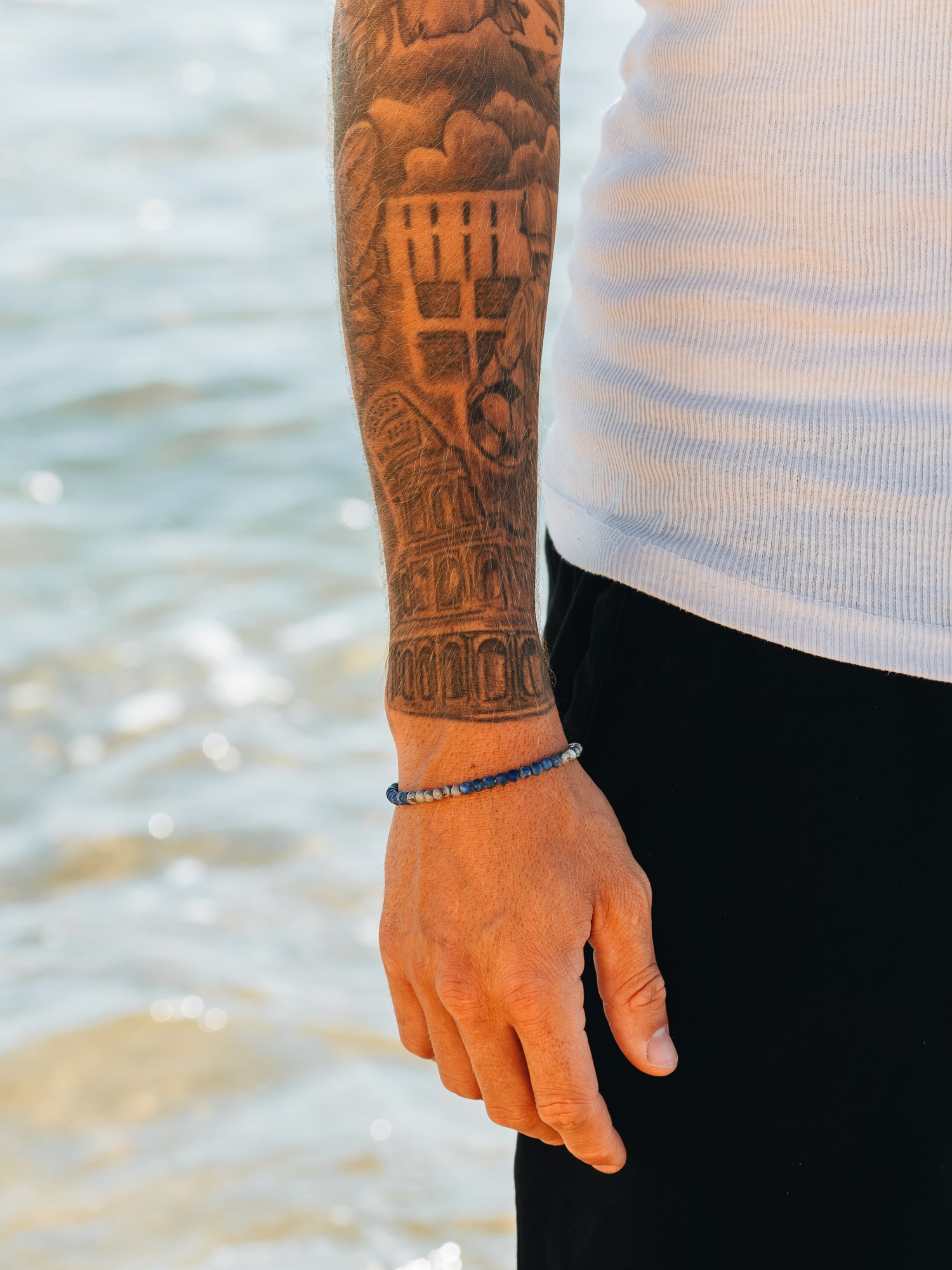 צמיד Marine מט על יד גברית, יחד עם , בסטיילינג חוף.