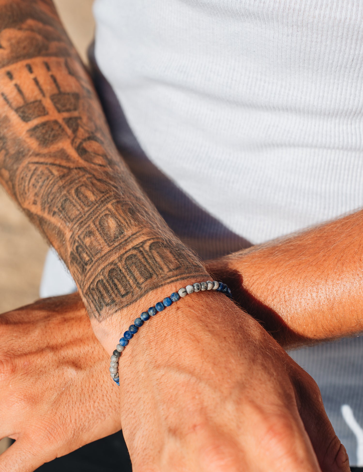 צמיד Marine (לפיס וג'ספר) על פרק יד גברי, צילום תקריב המדגיש את הגימור המט.