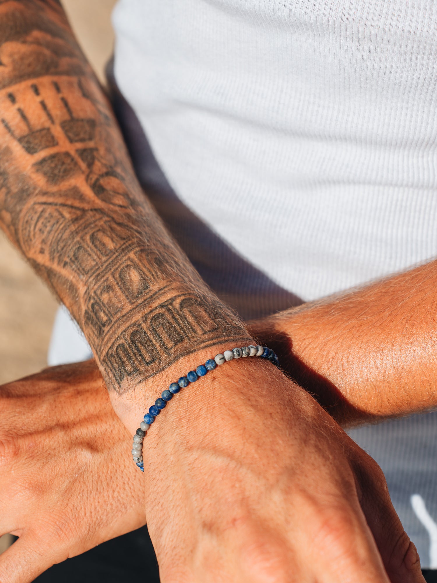 צמיד Marine (לפיס וג'ספר) על פרק יד גברי, צילום תקריב המדגיש את הגימור המט.