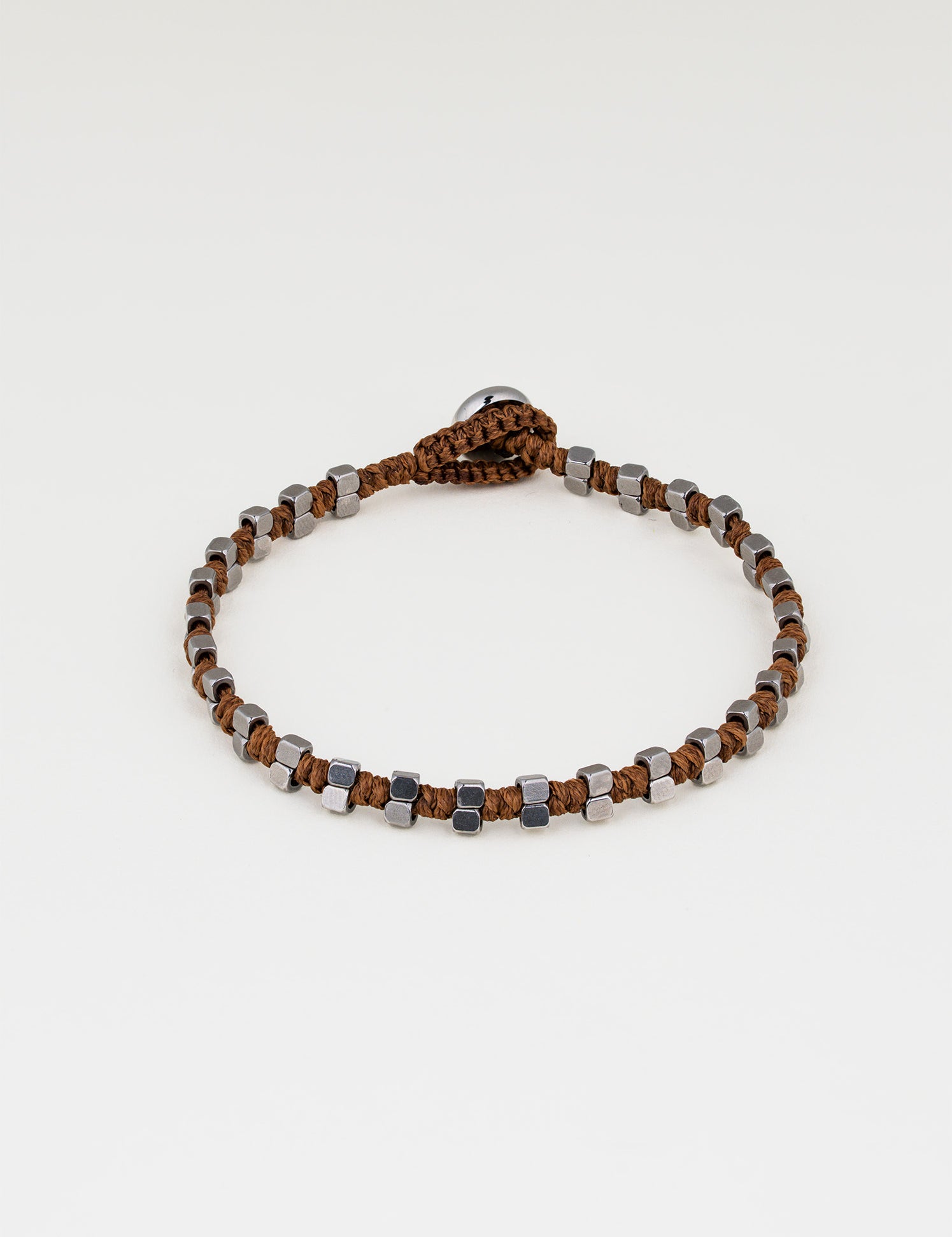צמיד Maui לגבר, חוטי שעווה עם חרוזי מתכת מרובעים, רוחב 4.5 מ"מ, תמונת מוצר סטודיו.