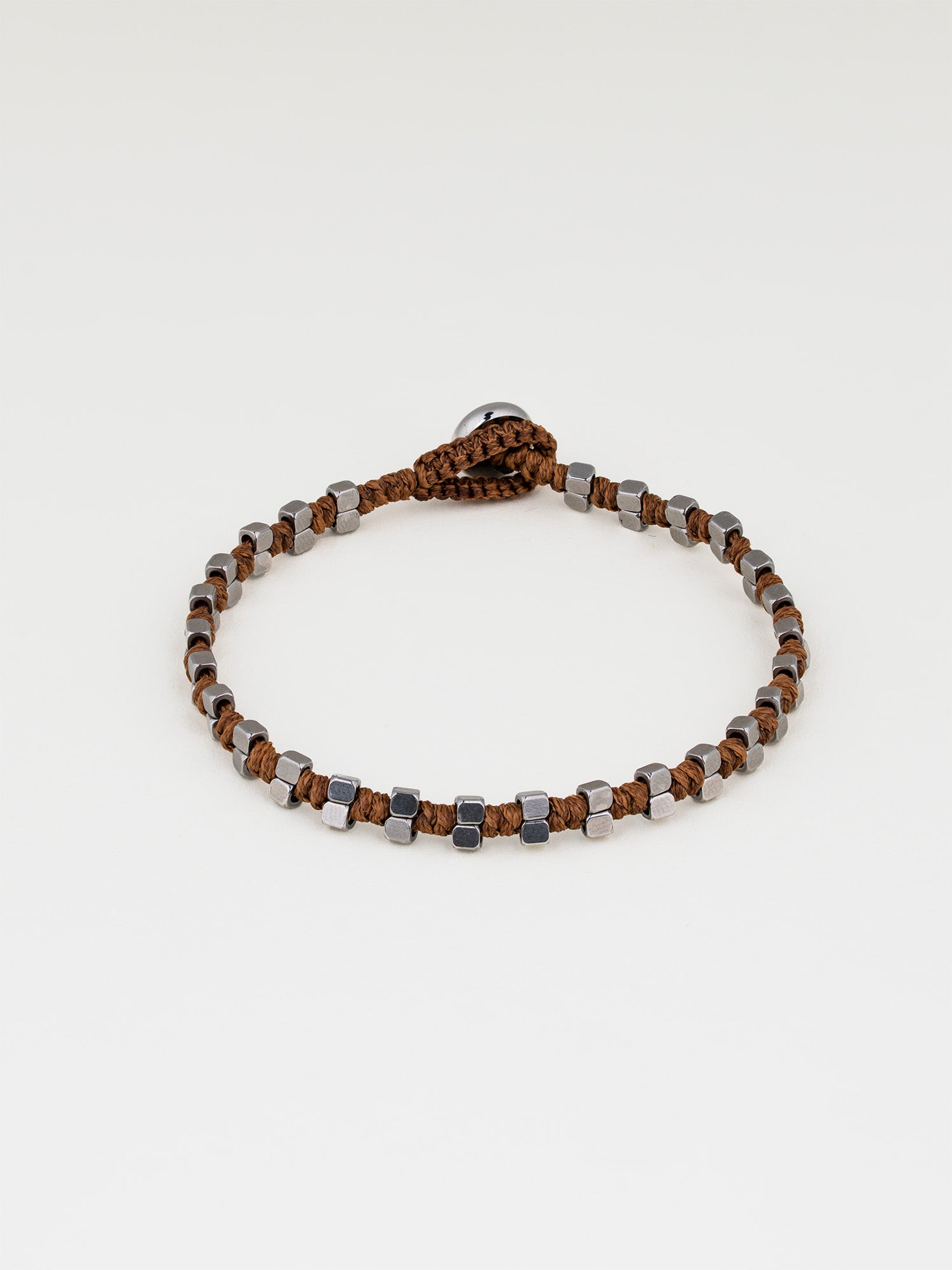 צמיד Maui לגבר, חוטי שעווה עם חרוזי מתכת מרובעים, רוחב 4.5 מ"מ, תמונת מוצר סטודיו.