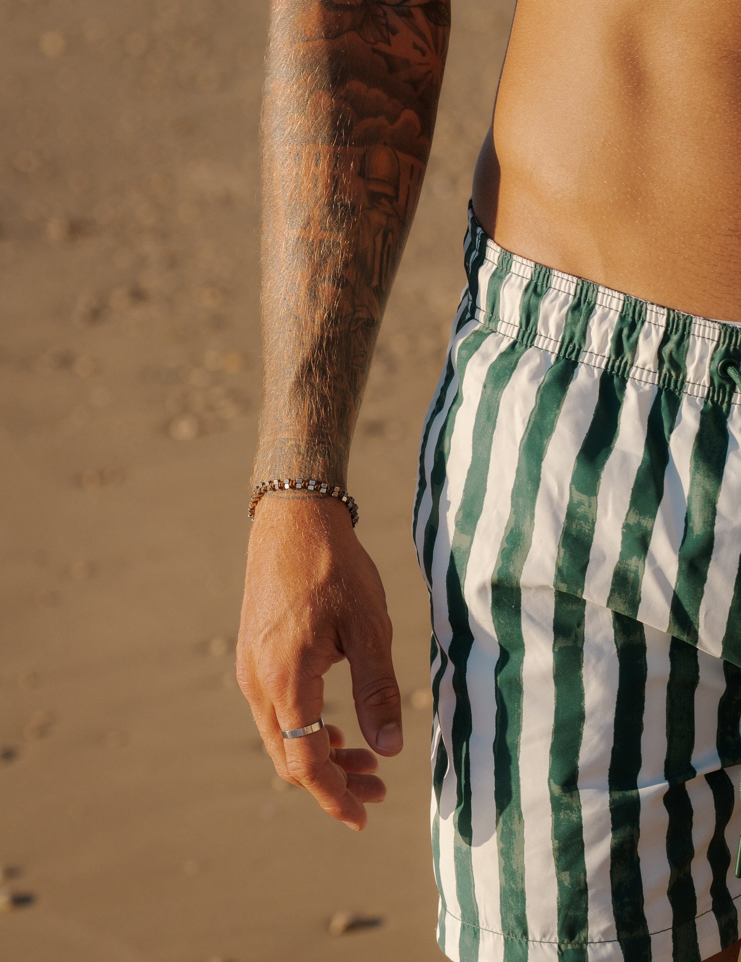 צמיד Maui לגבר (חוט שעווה) משולב עם שרשרת Meduza וצמיד Meduza נוסף, צילום סטיילינג בחוף.