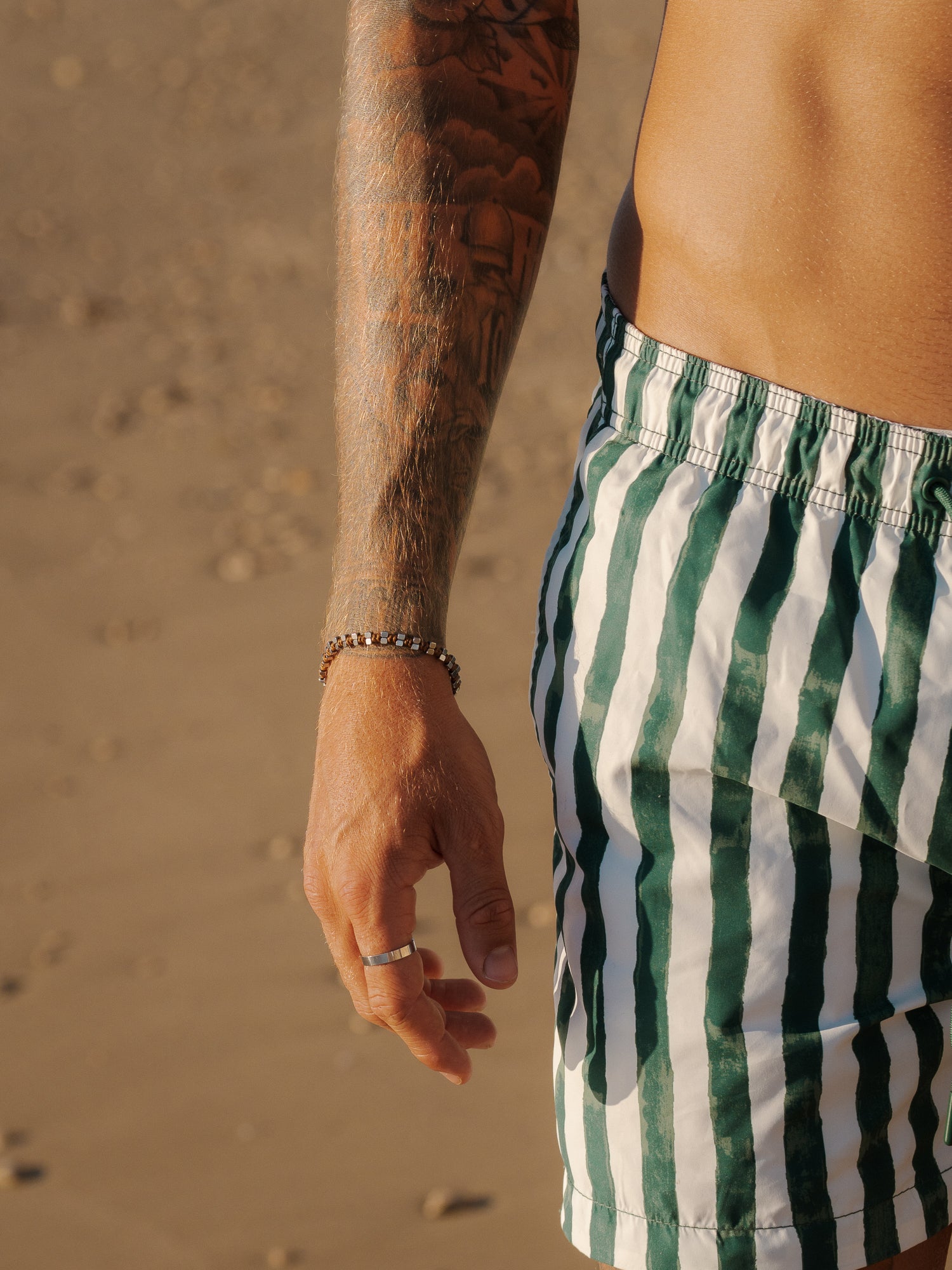 צמיד Maui לגבר (חוט שעווה) משולב עם שרשרת Meduza וצמיד Meduza נוסף, צילום סטיילינג בחוף.