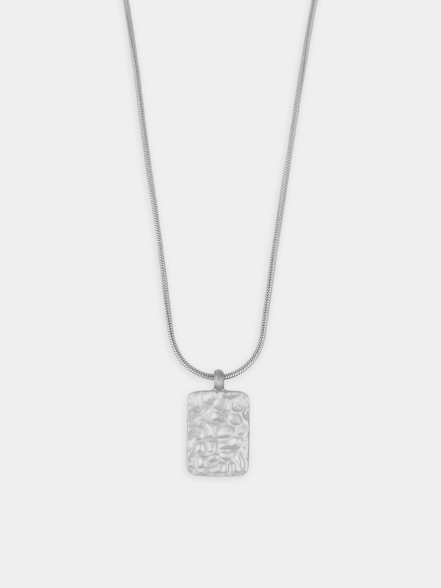 שרשרת Meduza ותליון מרובע לגבר בכסף מבריק, תמונת סטודיו נקייה.