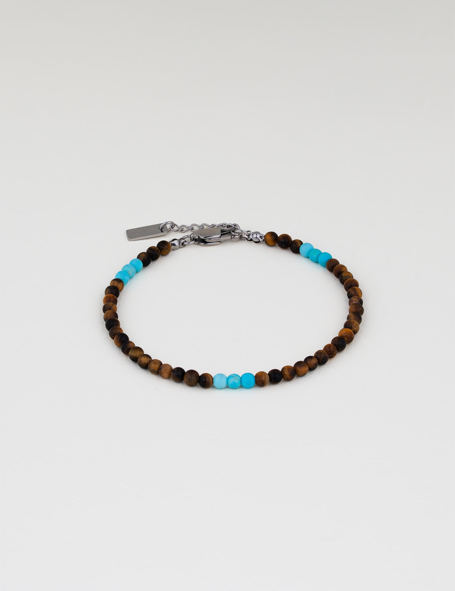 צמיד Mistral לגבר מאבני עין הנמר וטורקיז טבעיות (3 מ"מ), תמונת מוצר סטודיו.