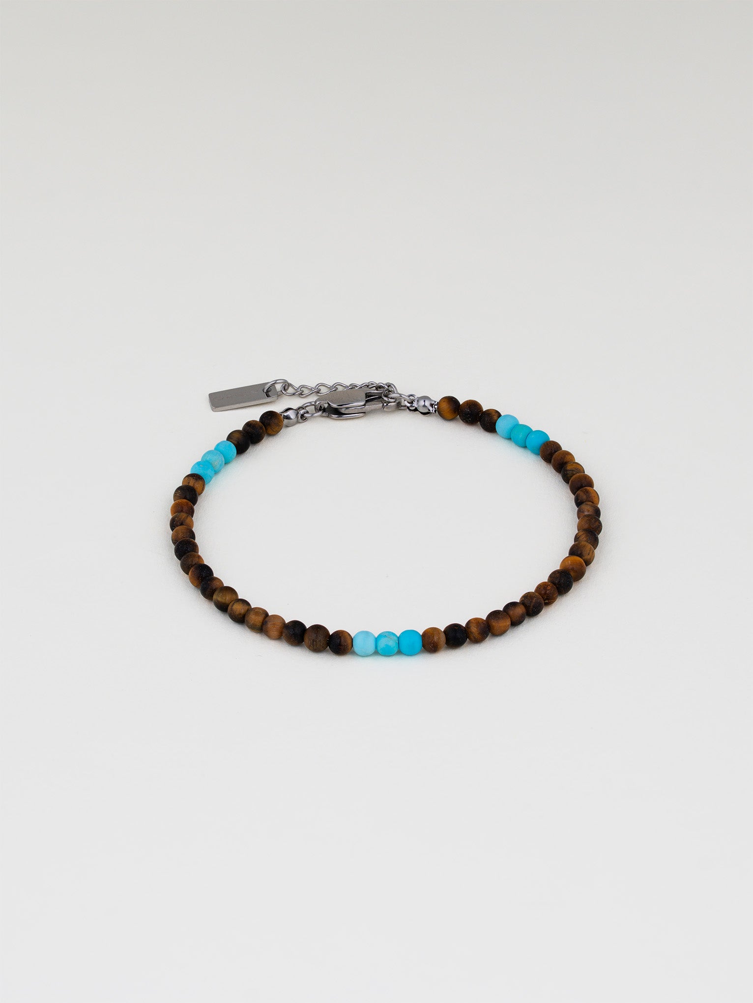 צמיד Mistral לגבר מאבני עין הנמר וטורקיז טבעיות (3 מ"מ), תמונת מוצר סטודיו.