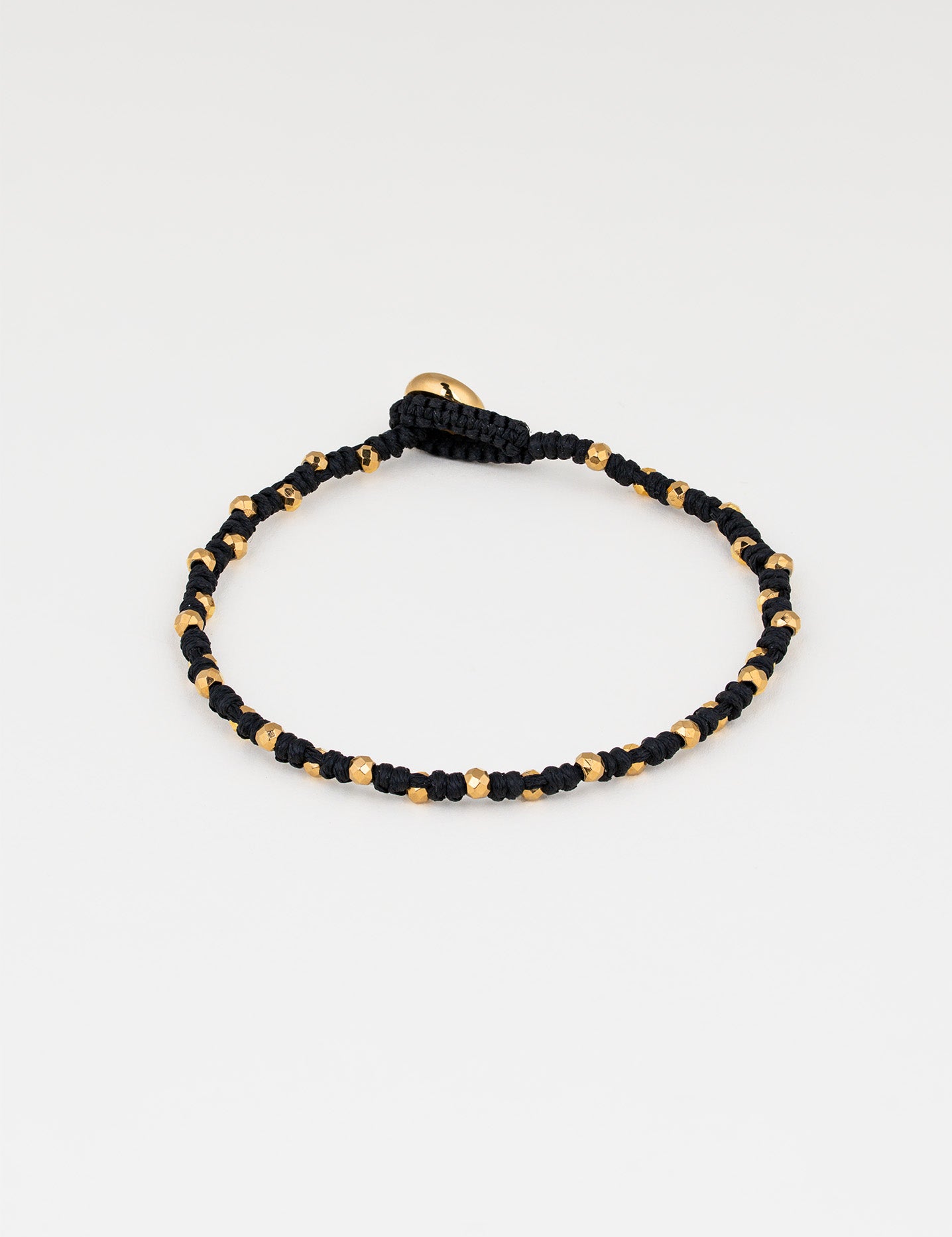 צמיד Moonstone לגבר, חוט שעווה עם חרוז מתכת בגימור זהב (3 מ"מ), תמונת מוצר סטודיו.