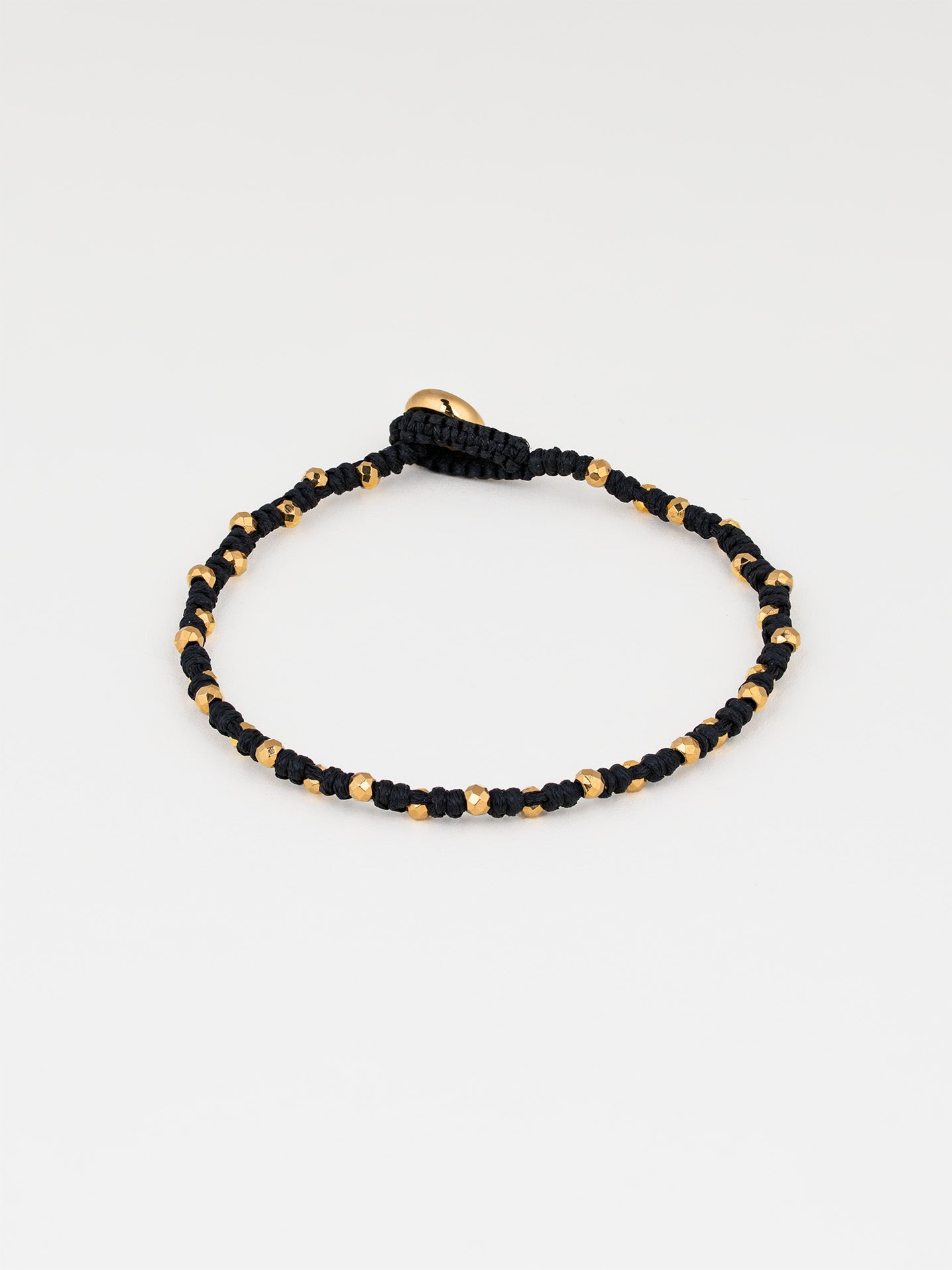 צמיד Moonstone לגבר, חוט שעווה עם חרוז מתכת בגימור זהב (3 מ"מ), תמונת מוצר סטודיו.