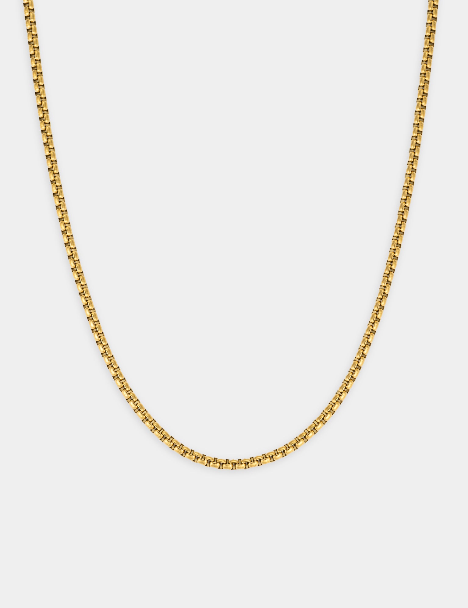 שרשרת Neptune זהב בצילום סטודיו על רקע לבן.