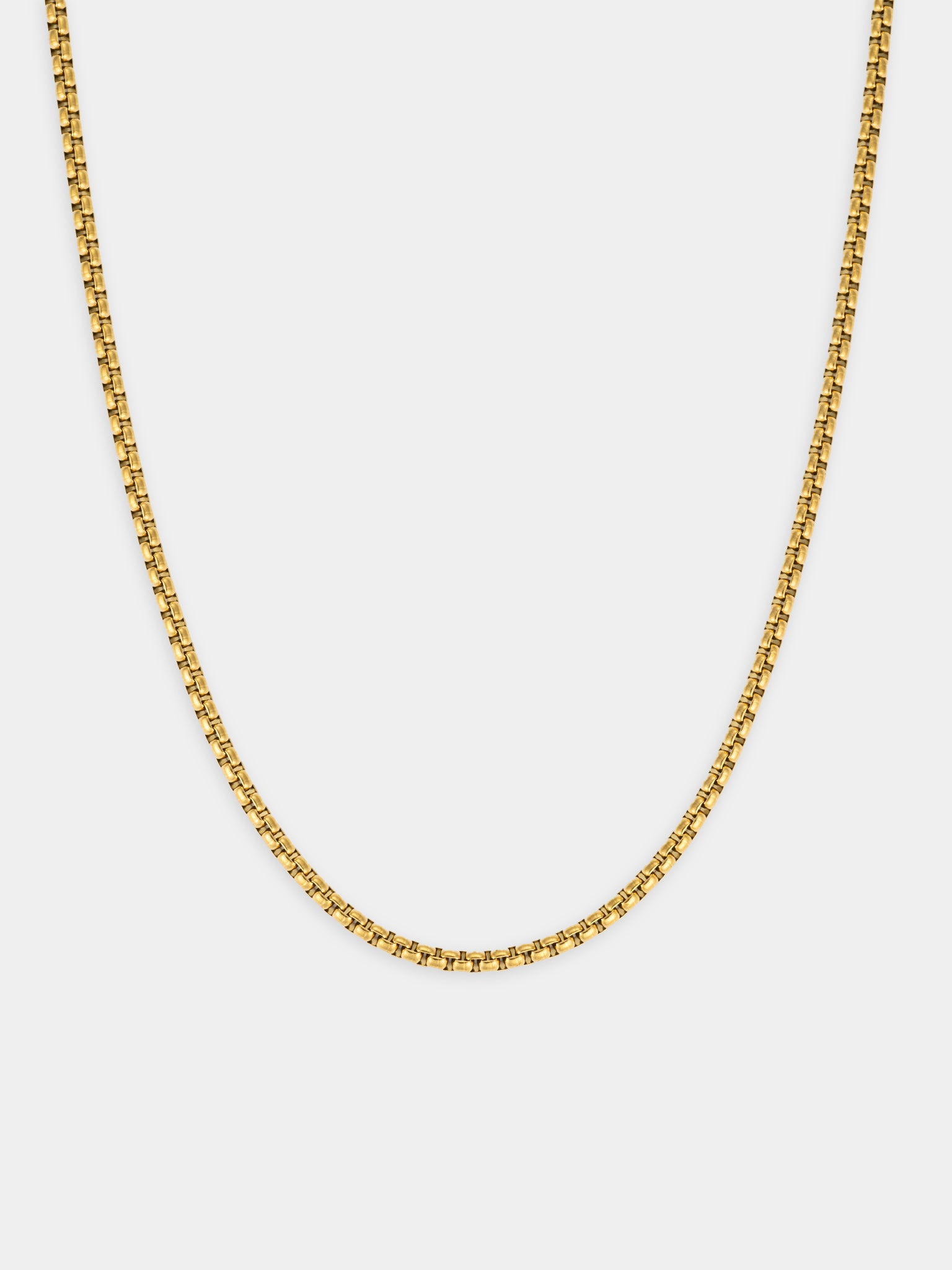 שרשרת Neptune זהב בצילום סטודיו על רקע לבן.