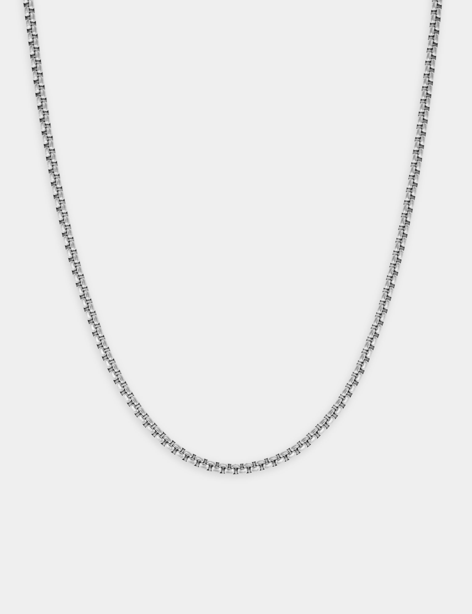 שרשרת Neptune כסף בצילום סטודיו על רקע לבן.