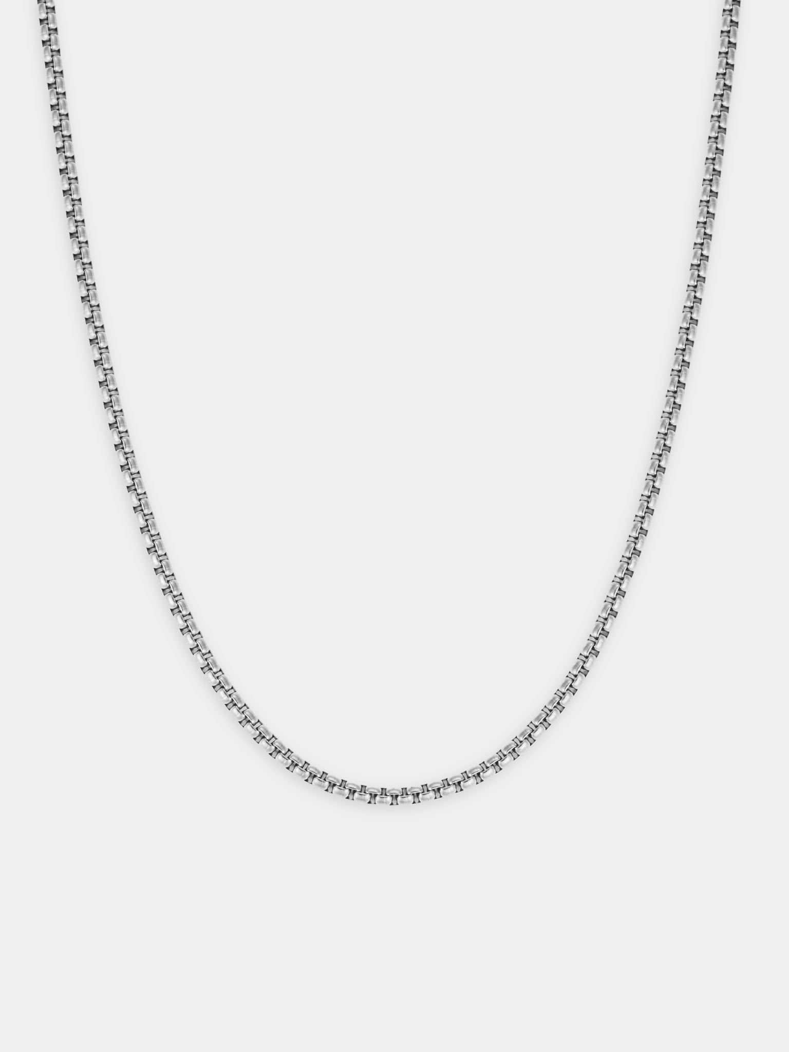 שרשרת Neptune כסף בצילום סטודיו על רקע לבן.