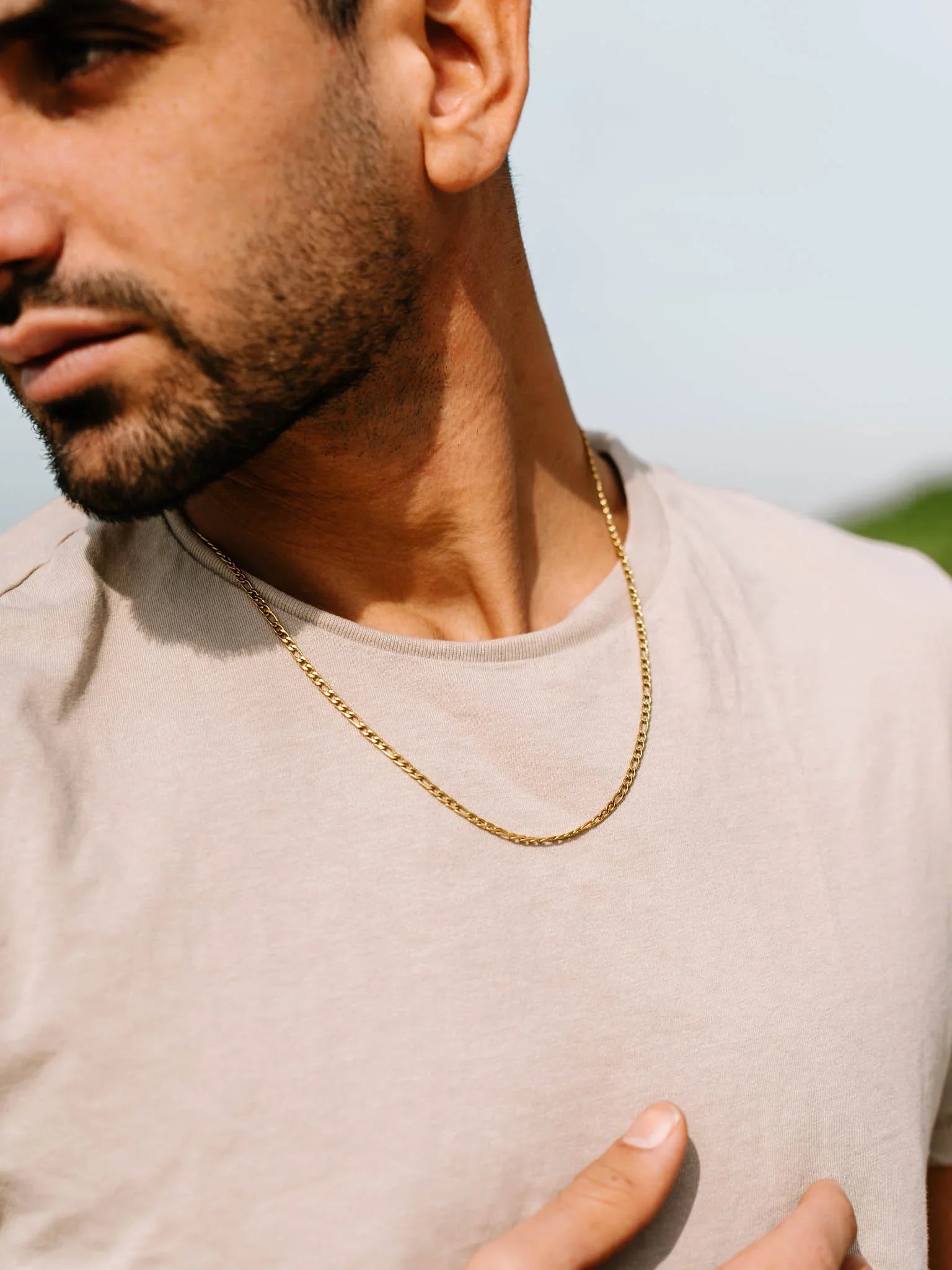 שרשרת Aura זהב בעובי 3 מ״מ על דוגמן עם חולצה בהירה