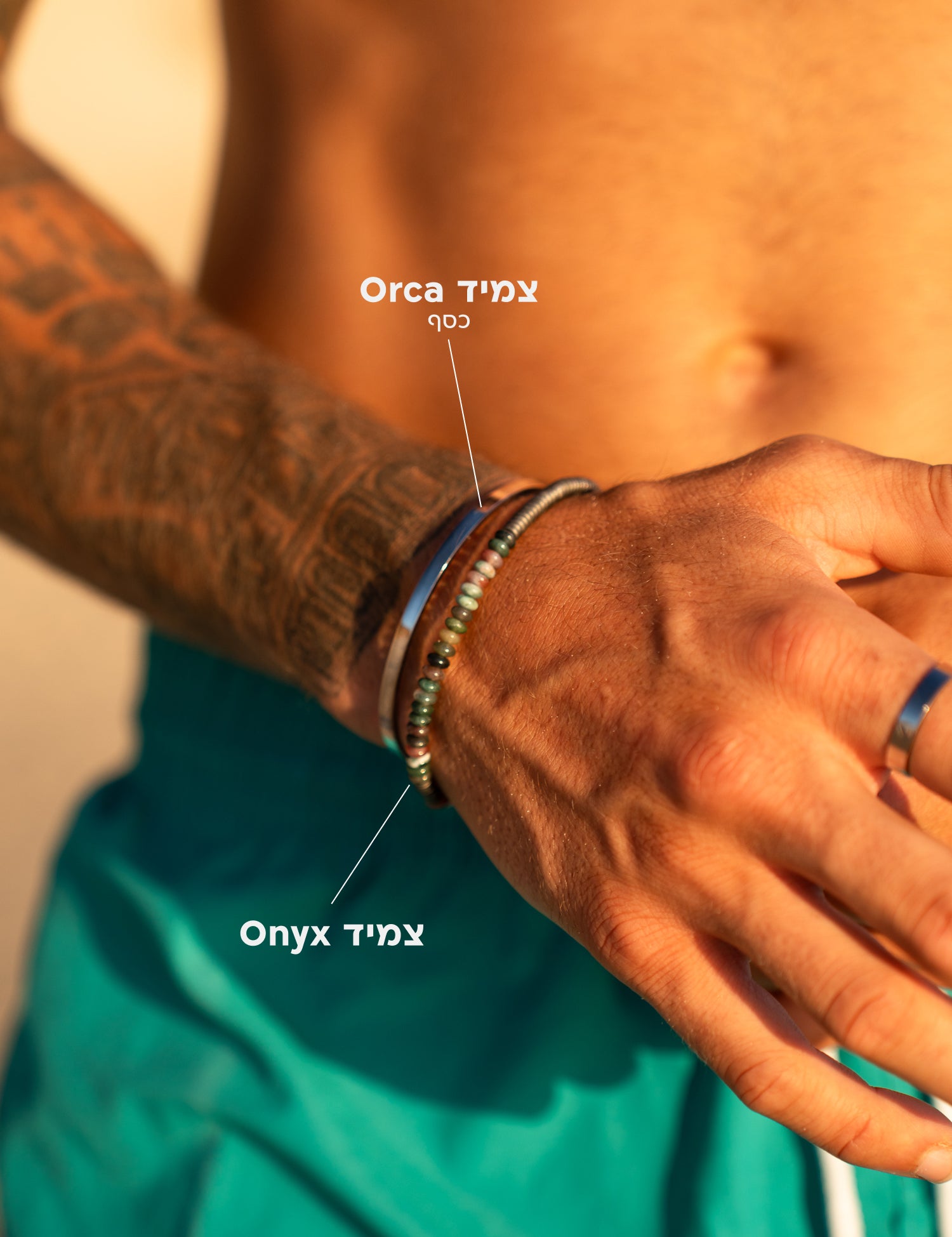 סט תכשיטי NERO לגבר: צמיד Orca קשיח ומינימליסטי בגימור מבריק (3.5 מ"מ) משולב עם צמיד Onyx מאבני אגת טבעיות מקולקציית WILD SPIRIT.